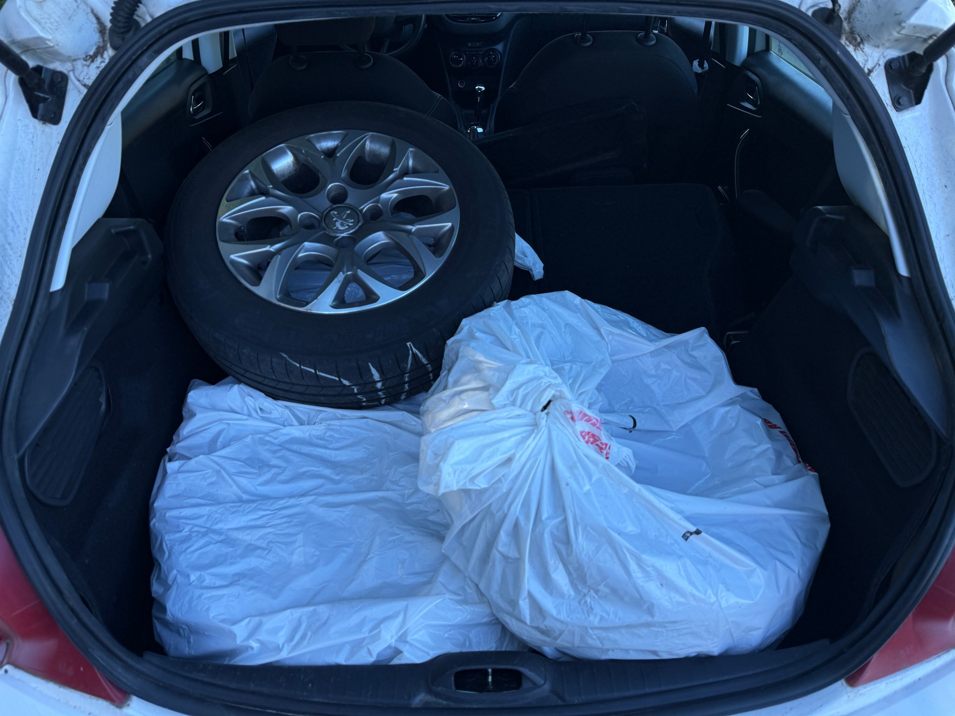 PEUGEOT 208 1.4 e-HDi Active EGS5-image-6
