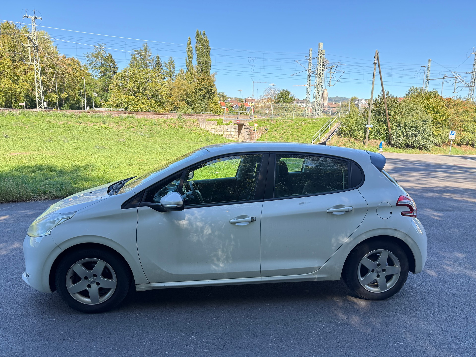 PEUGEOT 208 1.4 e-HDi Active EGS5-image-3