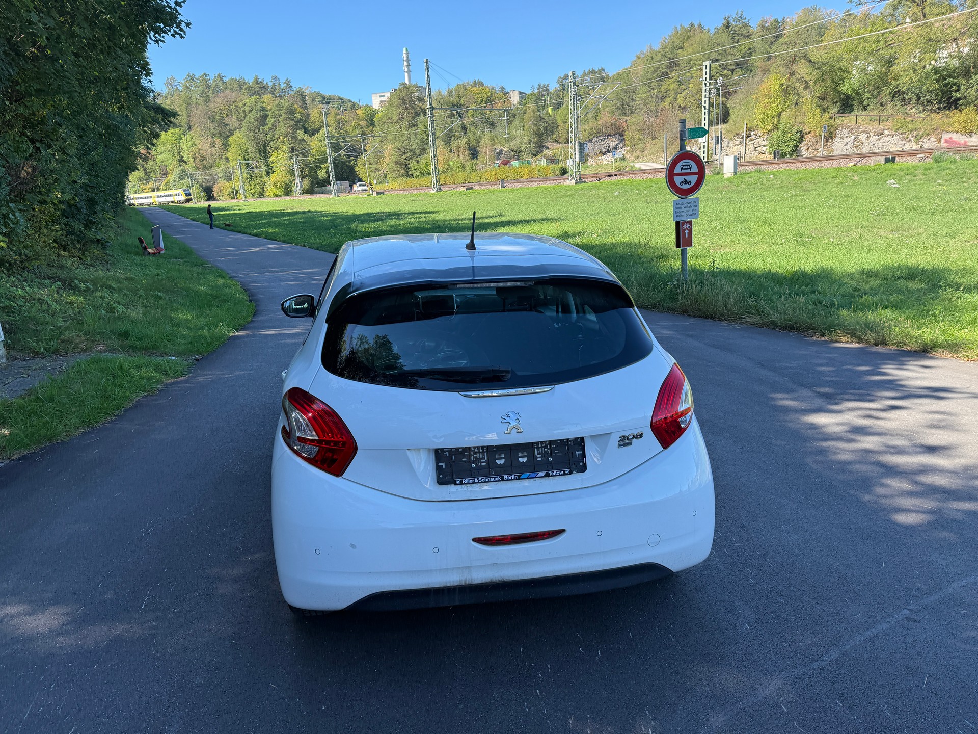 PEUGEOT 208 1.4 e-HDi Active EGS5-image-5