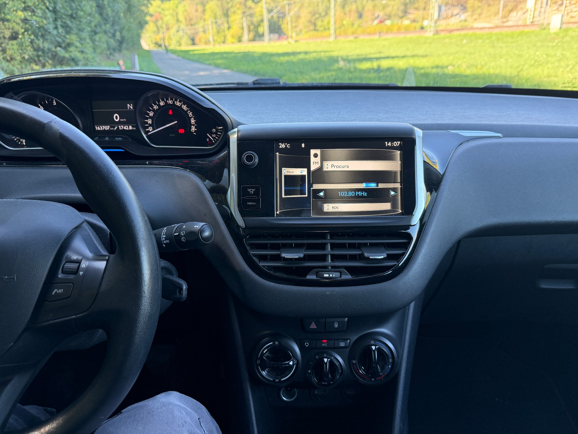 PEUGEOT 208 1.4 e-HDi Active EGS5-image-12