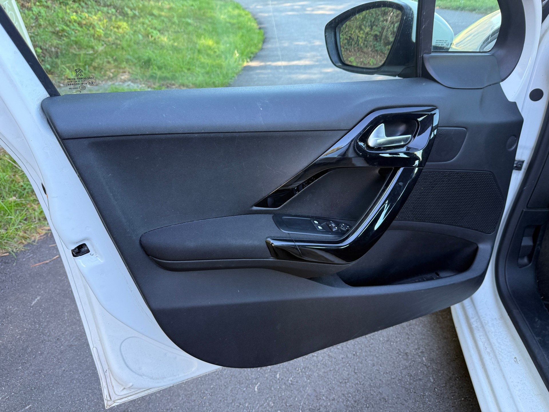 PEUGEOT 208 1.4 e-HDi Active EGS5-image-9