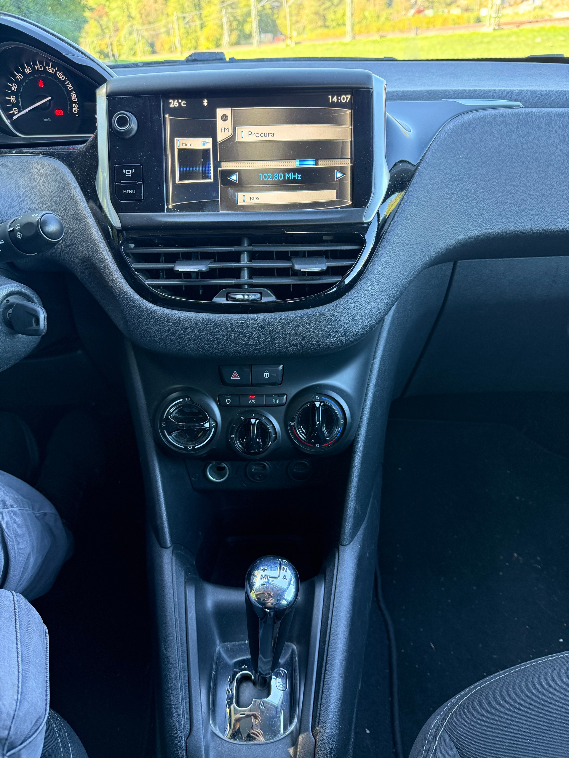 PEUGEOT 208 1.4 e-HDi Active EGS5-image-13