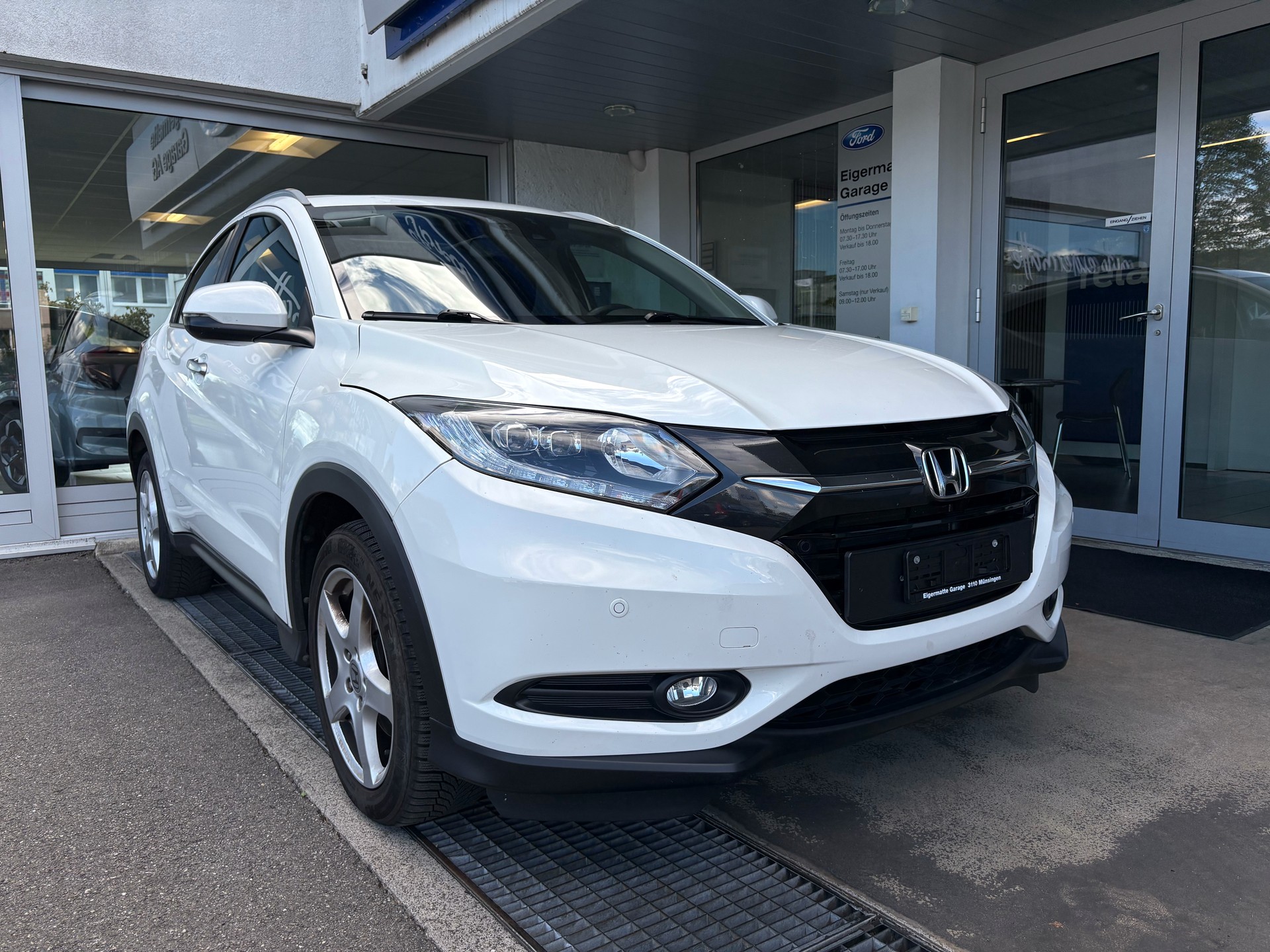 HONDA HR-V 1.5i-VTEC Executive CVT-image-1