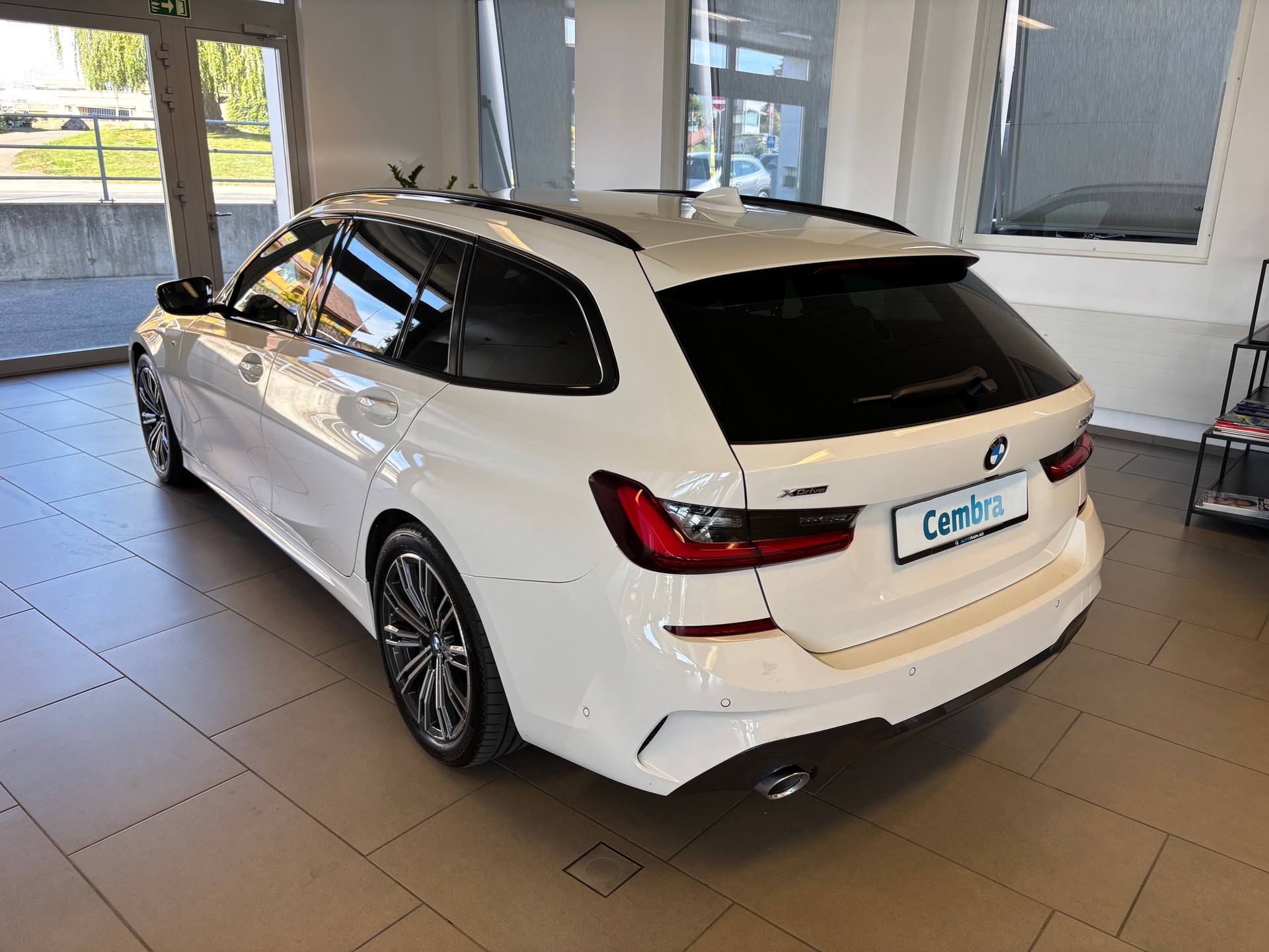 BMW 320d xDrive 48V Touring M Sport Steptronic-image-2