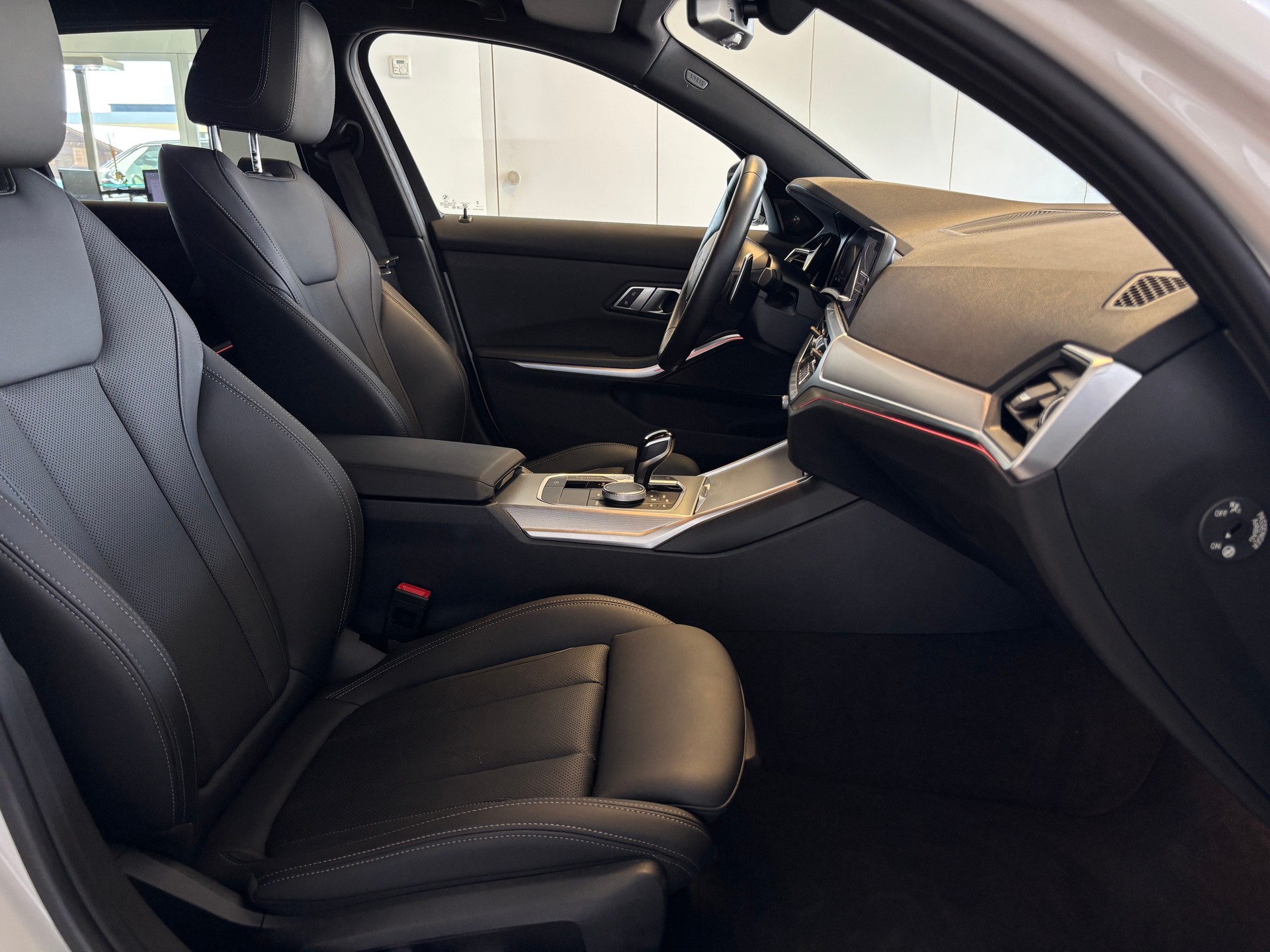 BMW 320d xDrive 48V Touring M Sport Steptronic-image-7