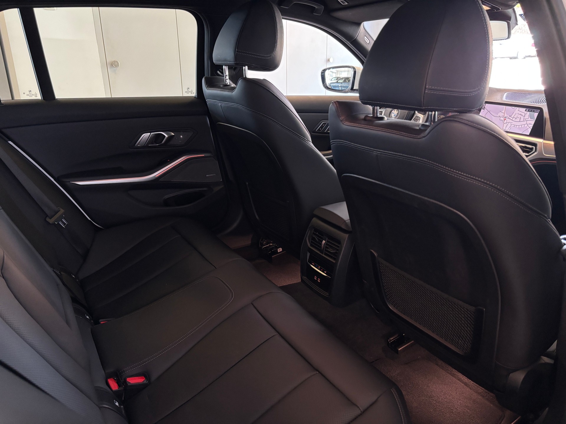 BMW 320d xDrive 48V Touring M Sport Steptronic-image-8