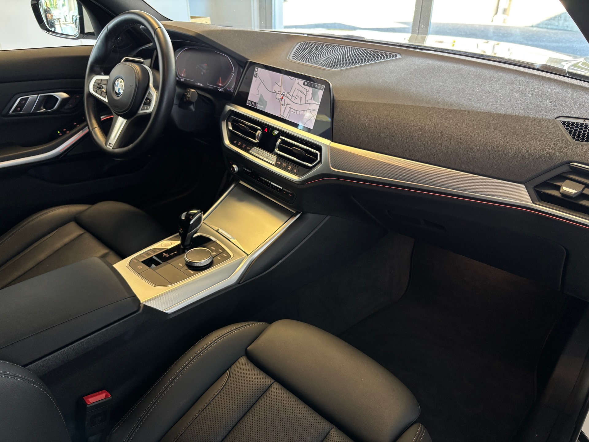 BMW 320d xDrive 48V Touring M Sport Steptronic-image-5