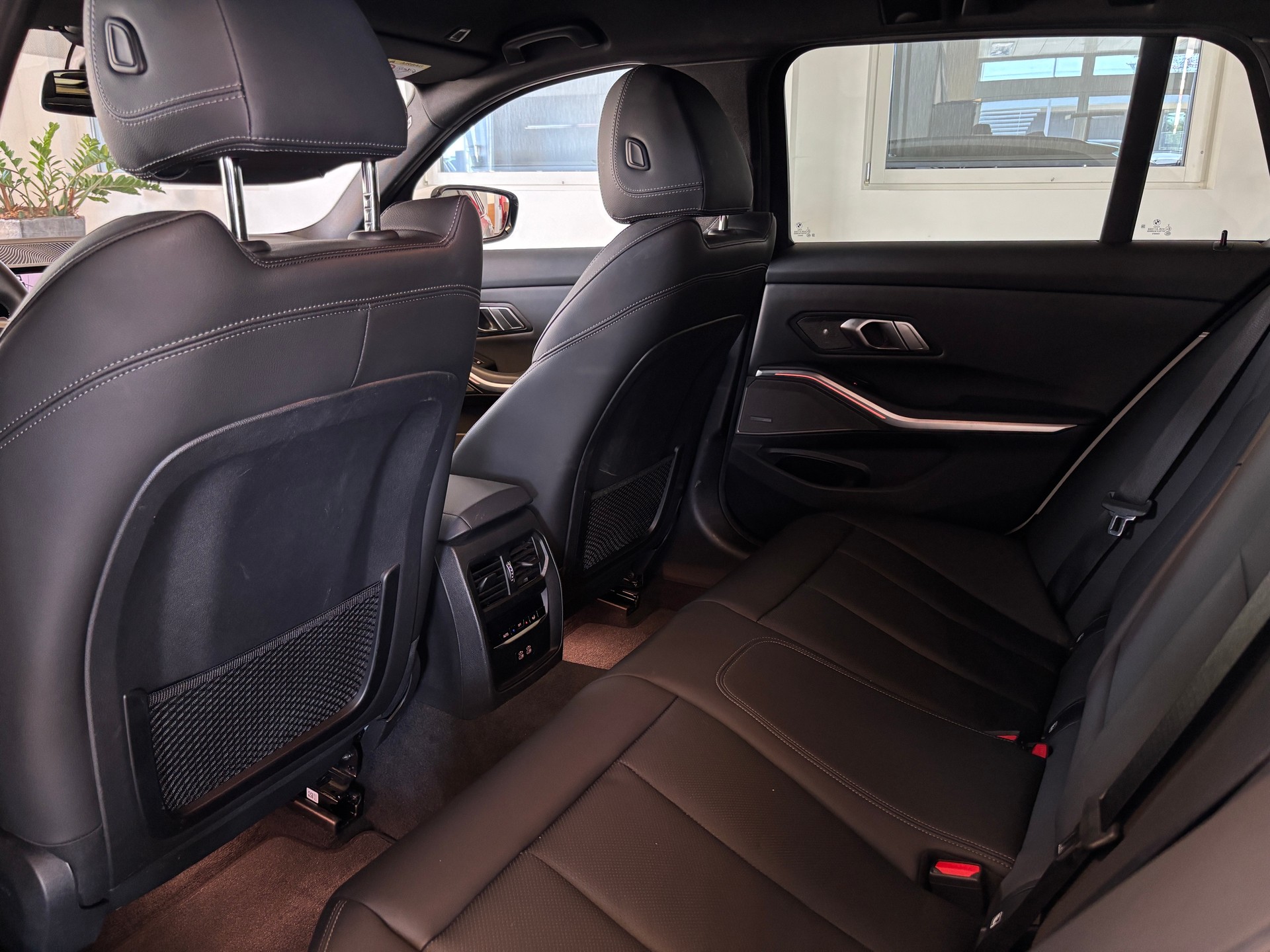 BMW 320d xDrive 48V Touring M Sport Steptronic-image-9