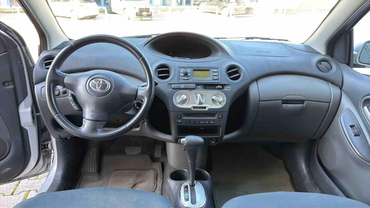 TOYOTA Yaris 1.3 Linea Sol-image-6