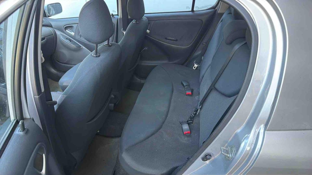 TOYOTA Yaris 1.3 Linea Sol-image-5