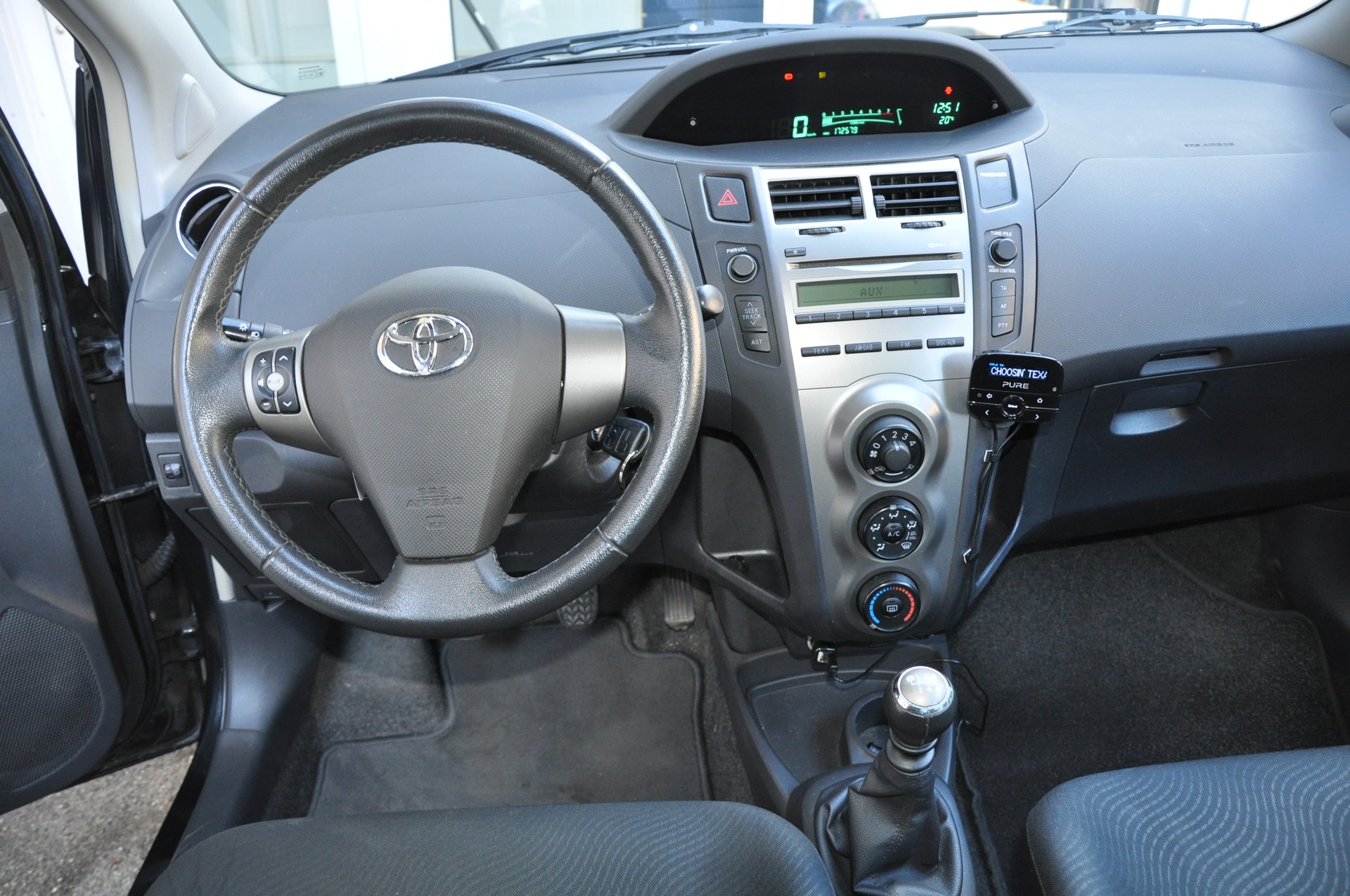 TOYOTA Yaris 1.33 Linea Luna-image-13