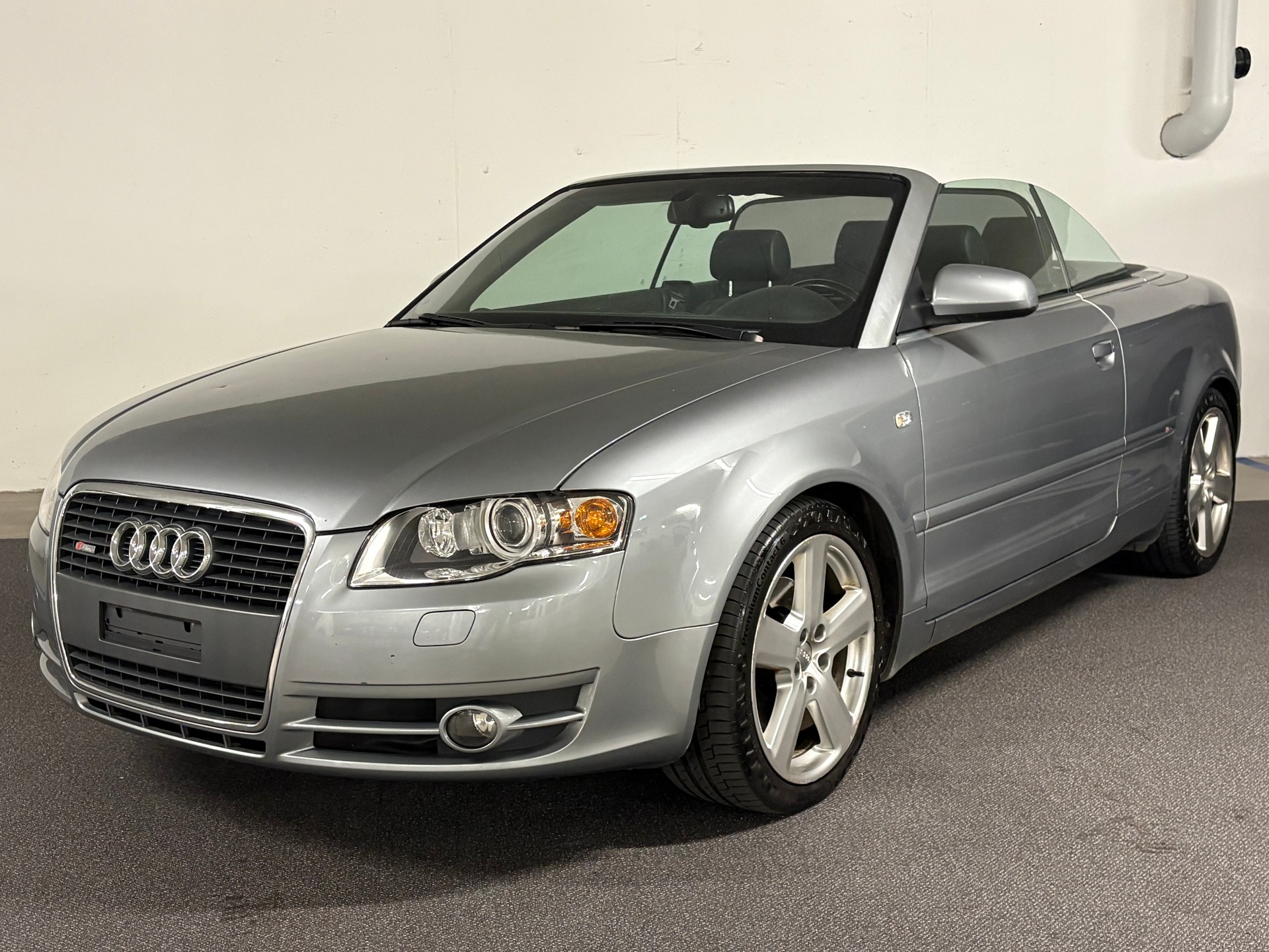 AUDI A4 Cabriolet 1.8 Turbo S-Line-image-1