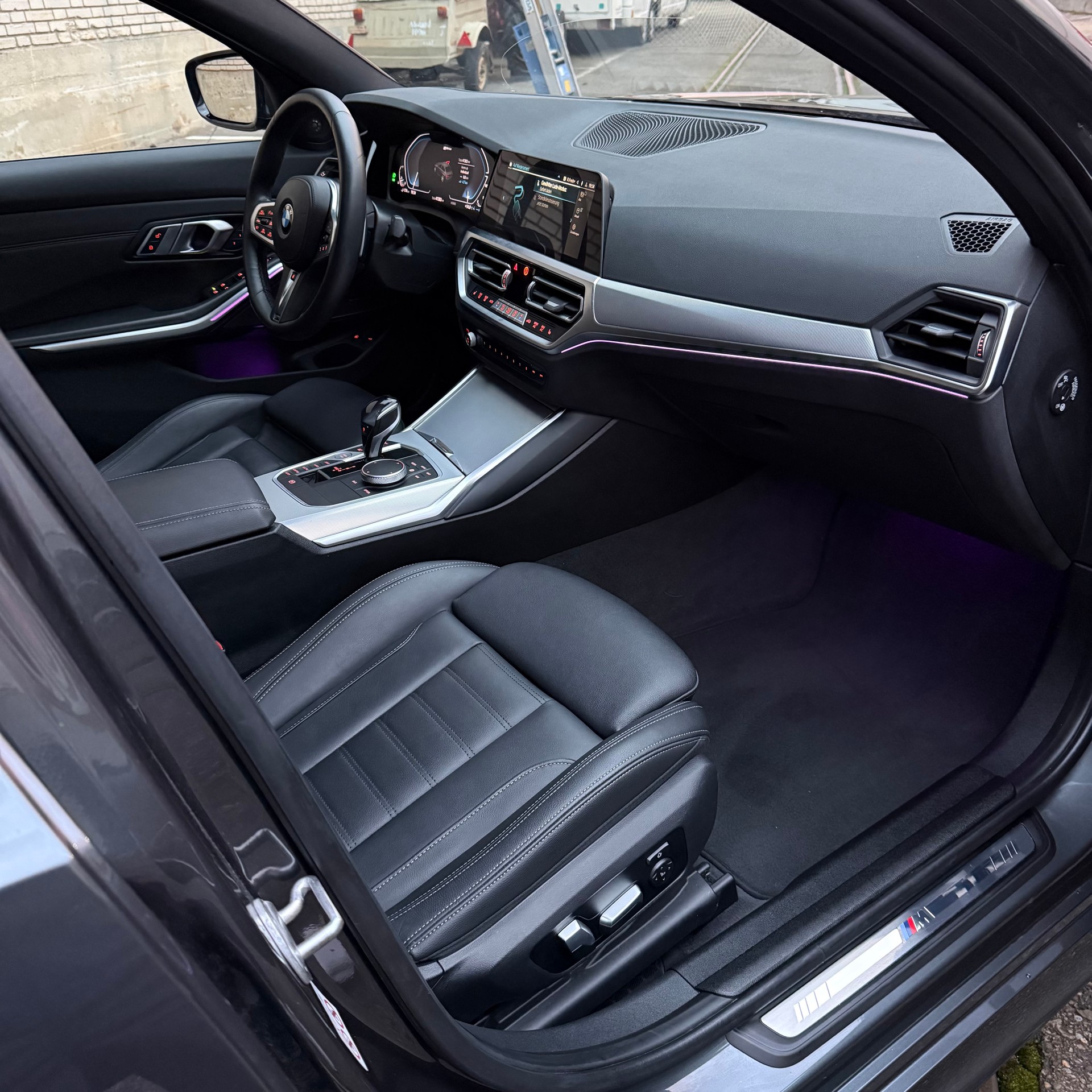 BMW 330e xDrive M Sport Steptronic Swiss-image-17
