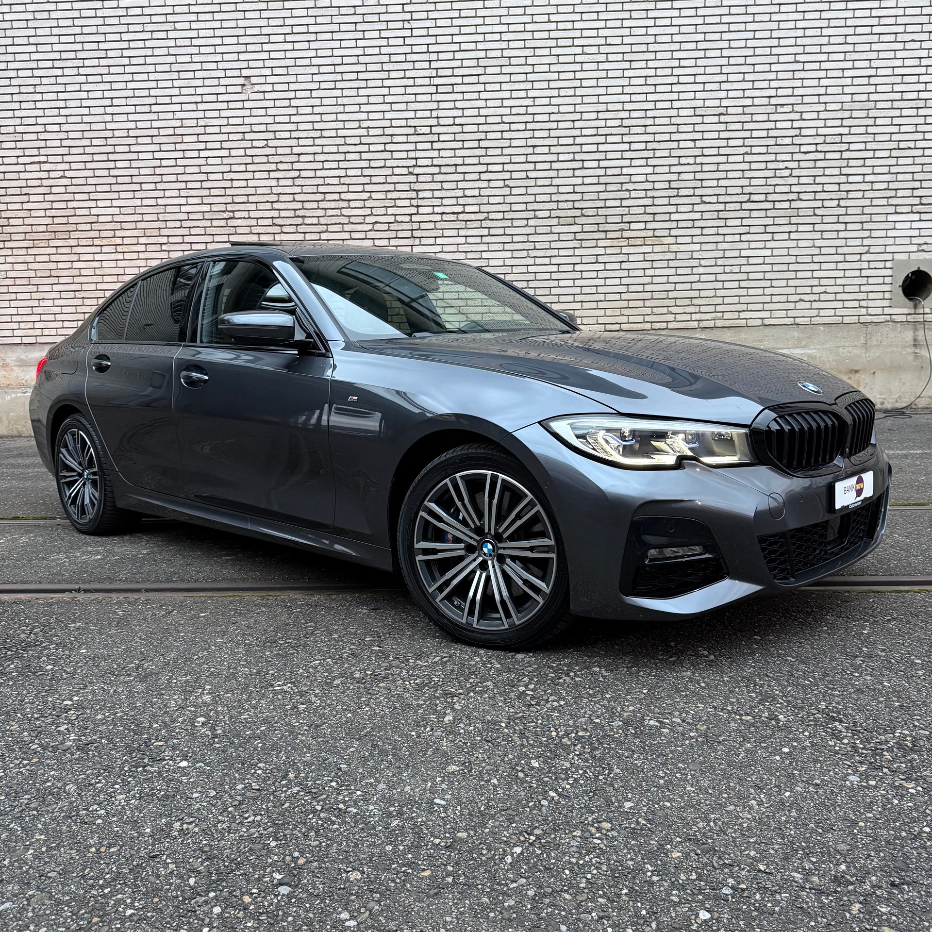 BMW 330e xDrive M Sport Steptronic Swiss-image-1