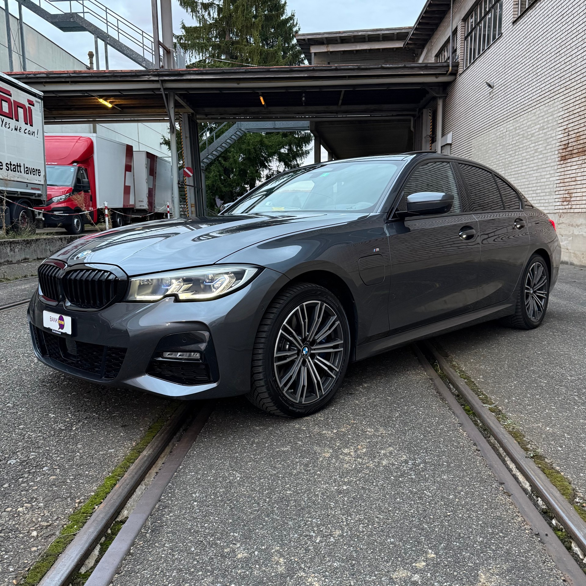 BMW 330e xDrive M Sport Steptronic Swiss-image-3
