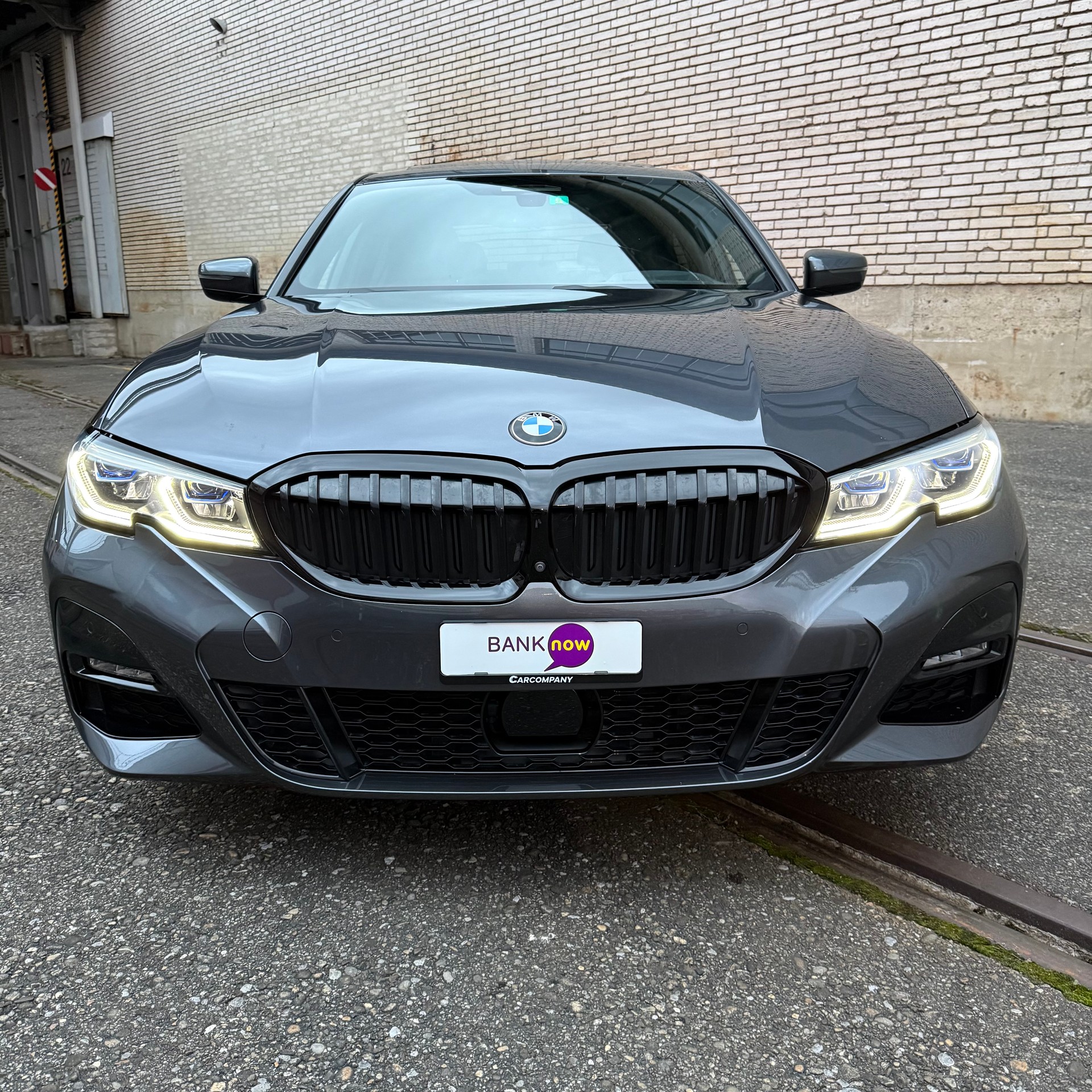 BMW 330e xDrive M Sport Steptronic Swiss-image-2