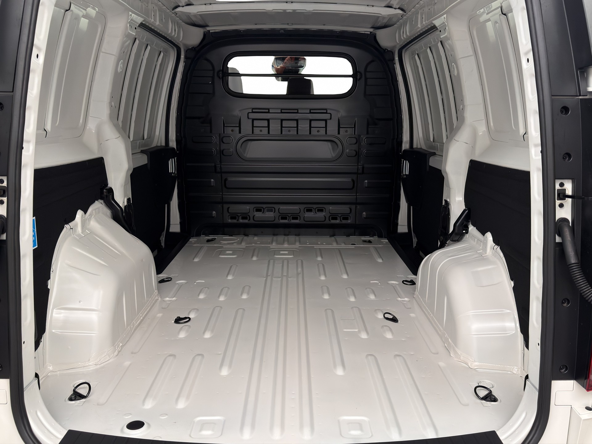 HYUNDAI Staria 84 kWh Carco Amplia-image-12
