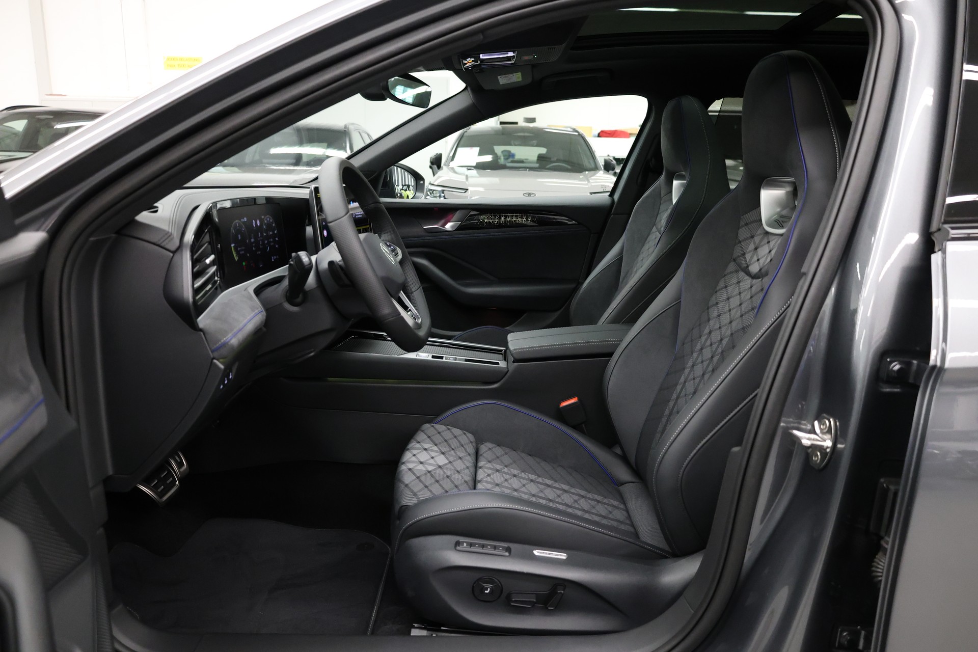 VW Passat Variant 2.0 TDI R-Line DSG 4motion-image-15