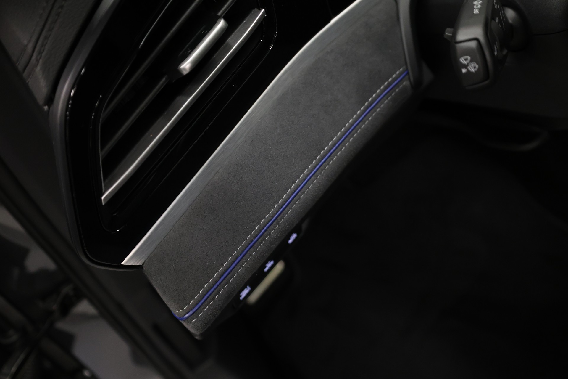 VW Passat Variant 2.0 TDI R-Line DSG 4motion-image-21