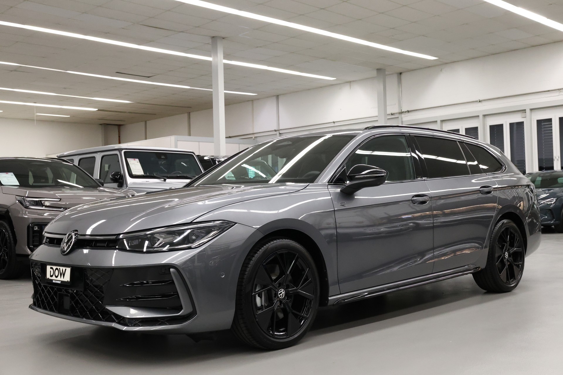 VW Passat Variant 2.0 TDI R-Line DSG 4motion-image-1