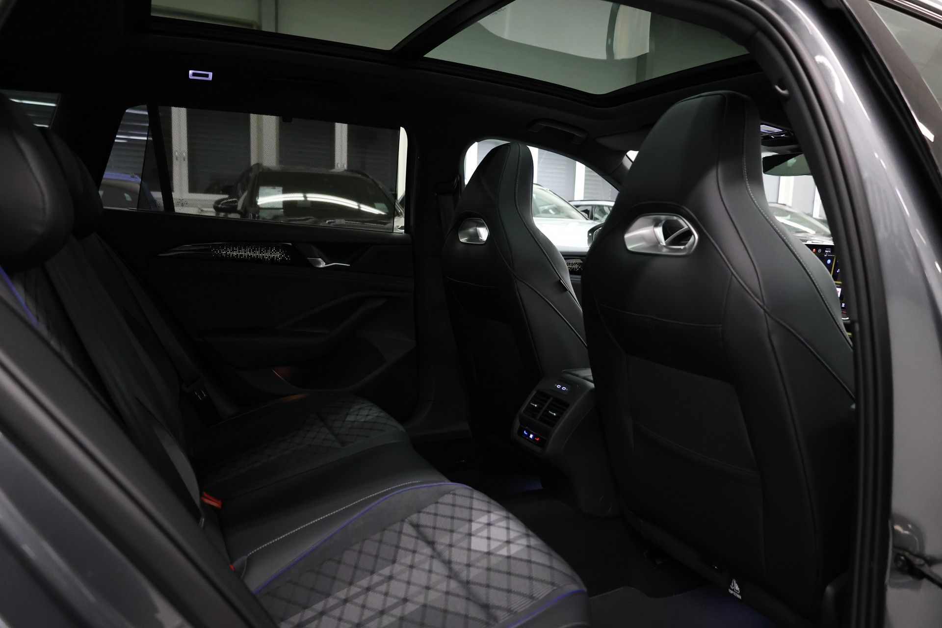 VW Passat Variant 2.0 TDI R-Line DSG 4motion-image-32