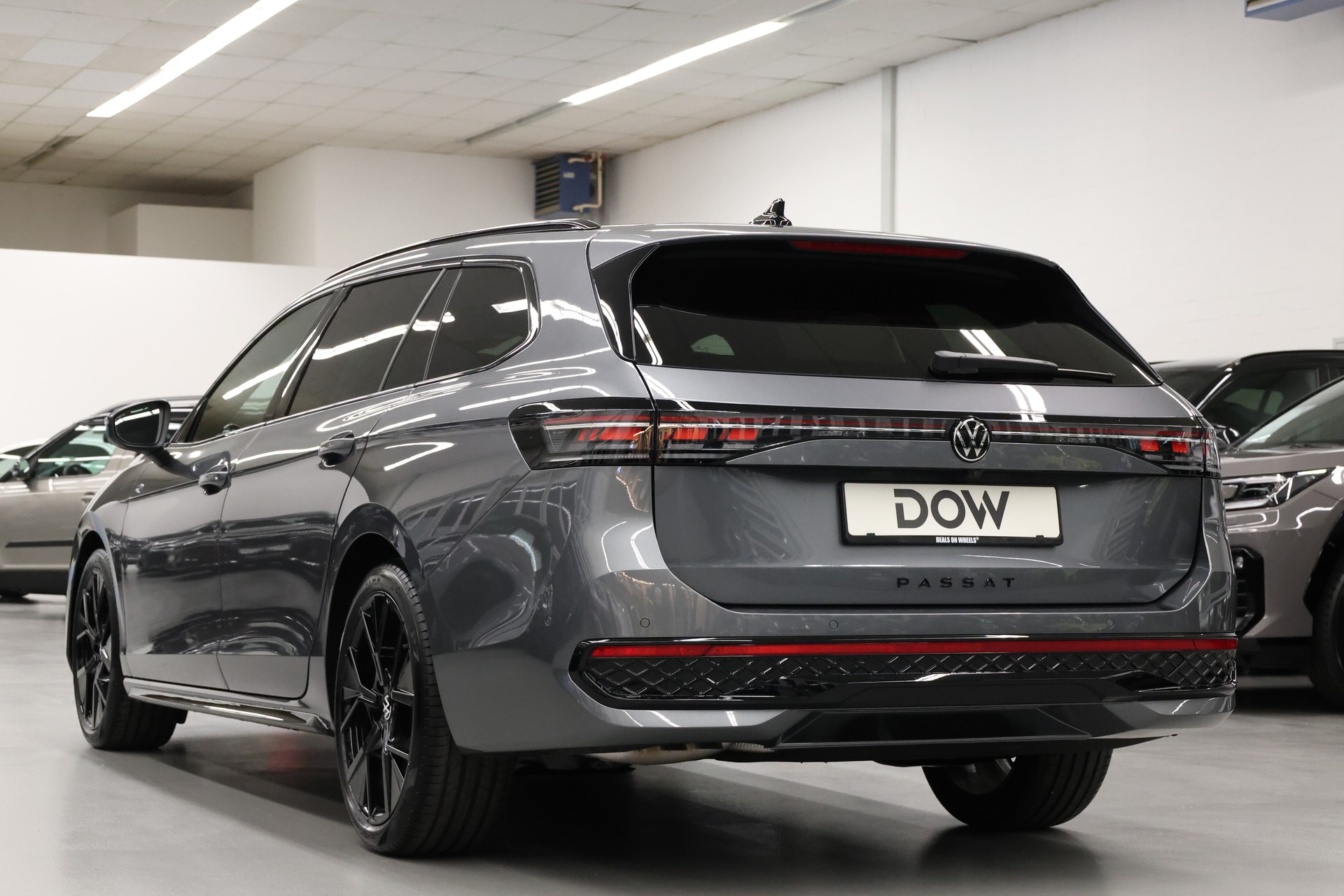 VW Passat Variant 2.0 TDI R-Line DSG 4motion-image-5