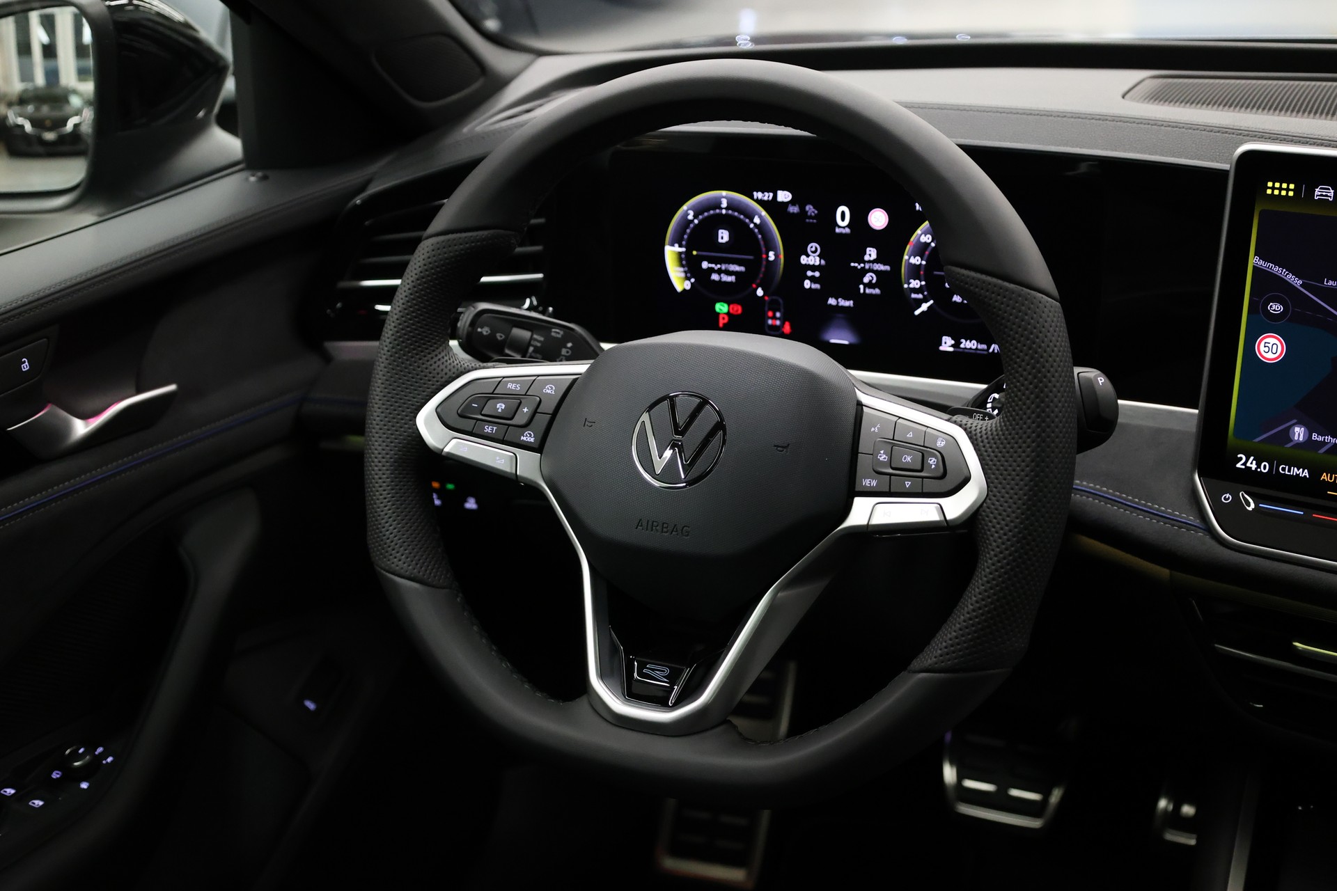 VW Passat Variant 2.0 TDI R-Line DSG 4motion-image-18