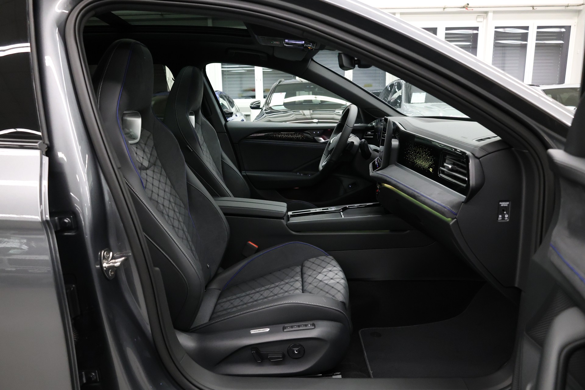 VW Passat Variant 2.0 TDI R-Line DSG 4motion-image-16
