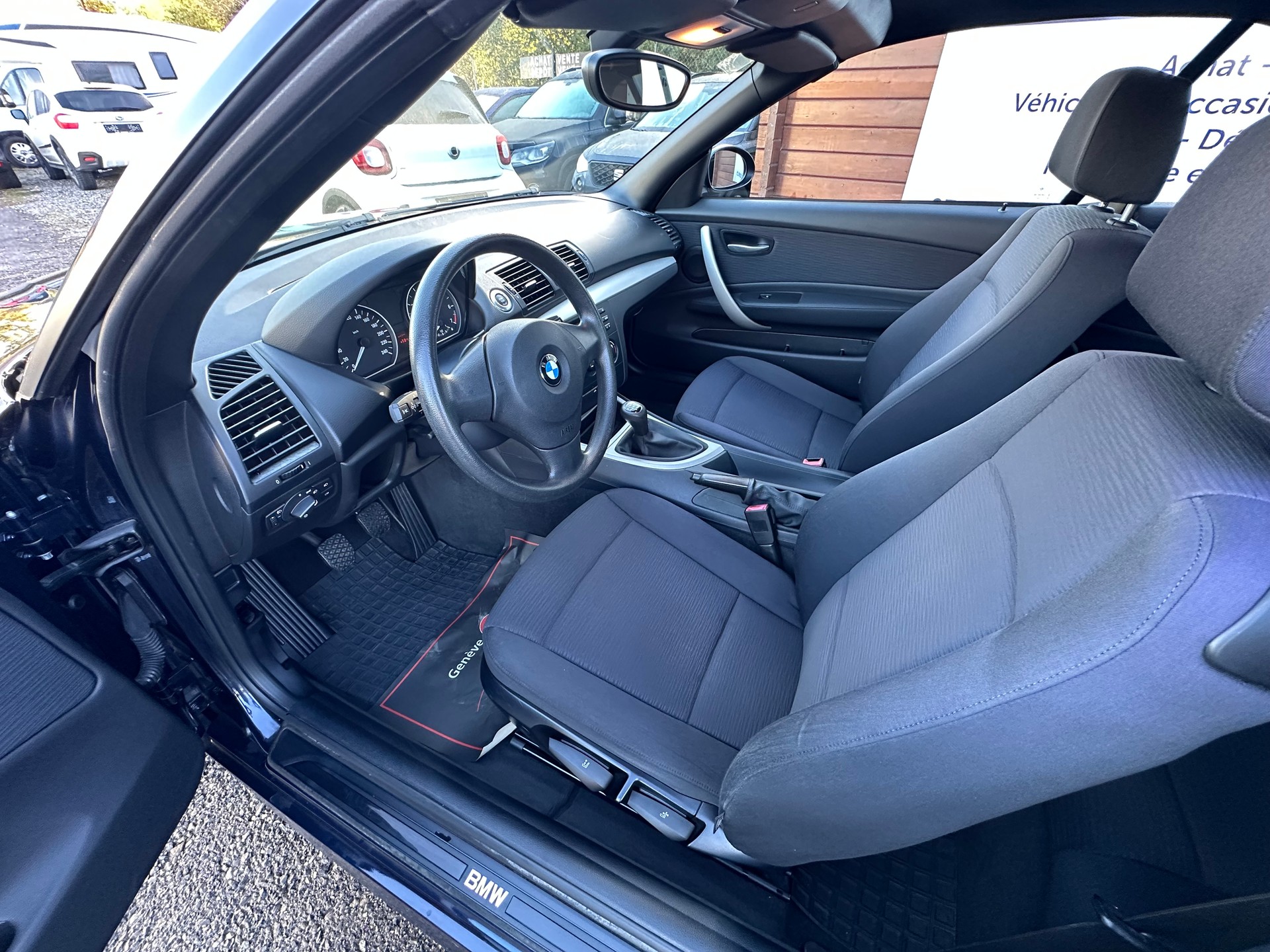 BMW 118i Cabrio-image-11