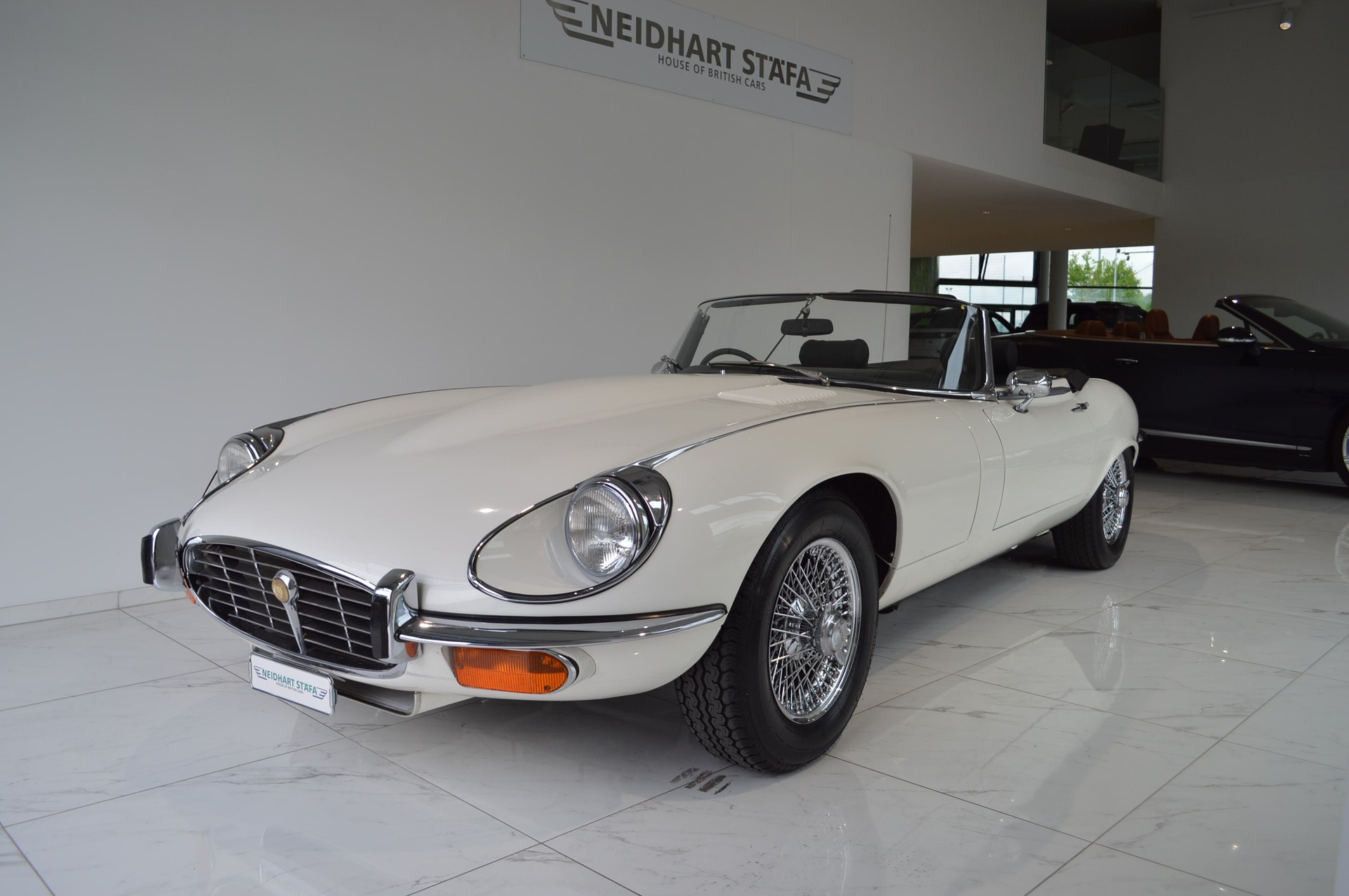 JAGUAR E V12 Cabrio-image-2