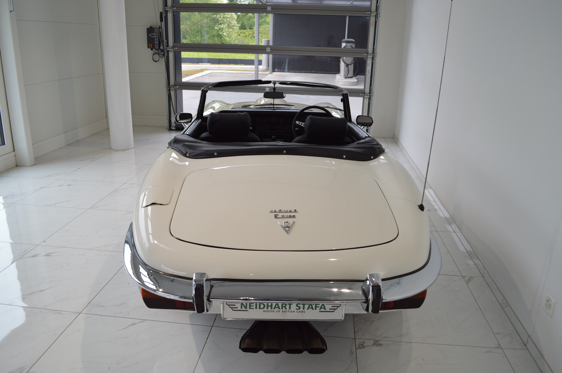 JAGUAR E V12 Cabrio-image-4