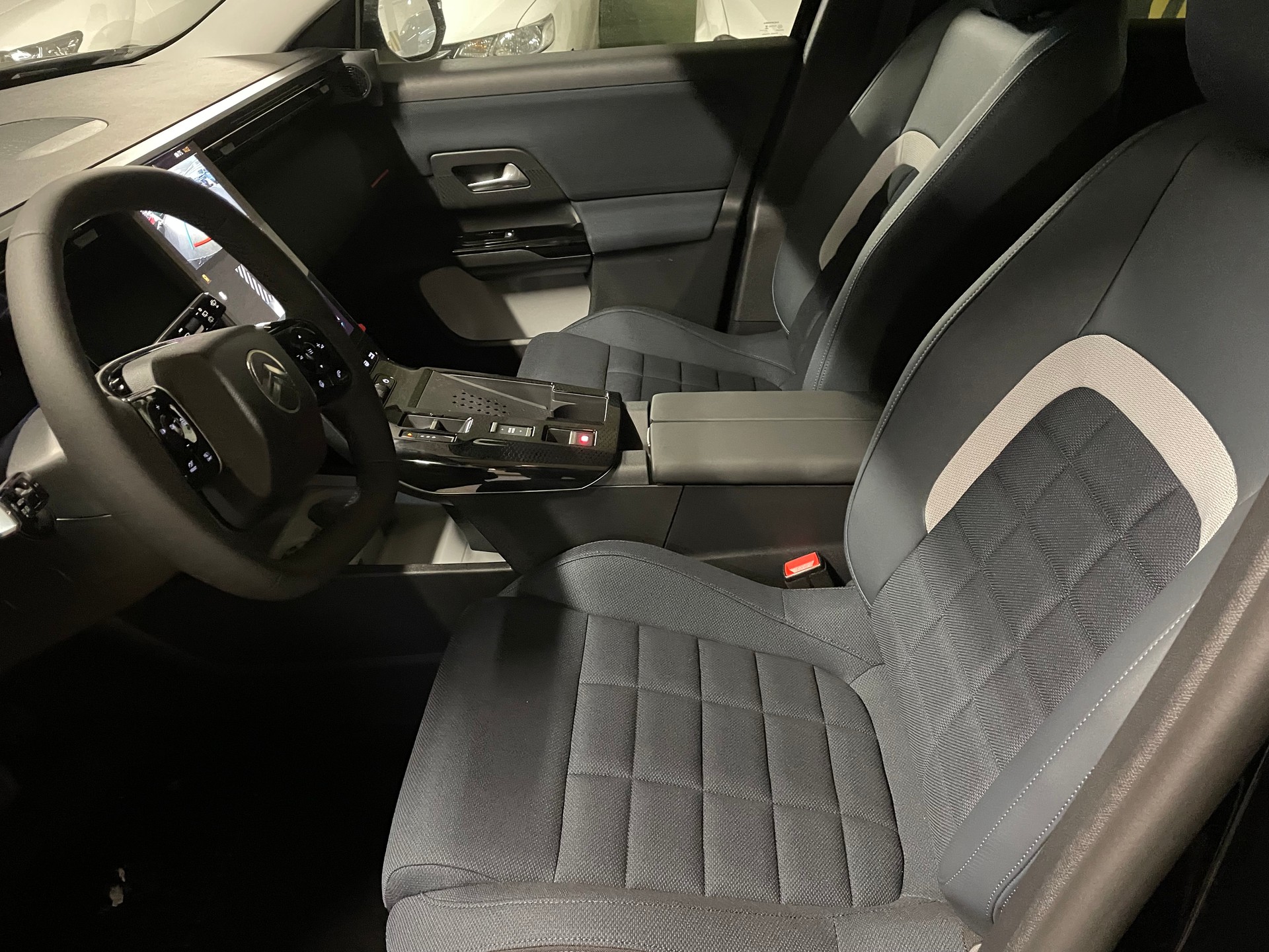 CITROEN E-C5 Aircross 73 KWh Plus-image-4