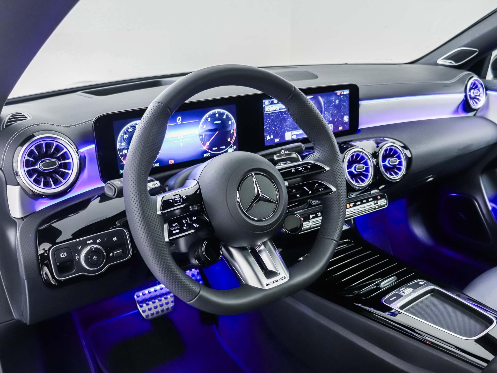 MERCEDES-BENZ CLA 35 AMG 4MATIC Shooting Brake-image-9