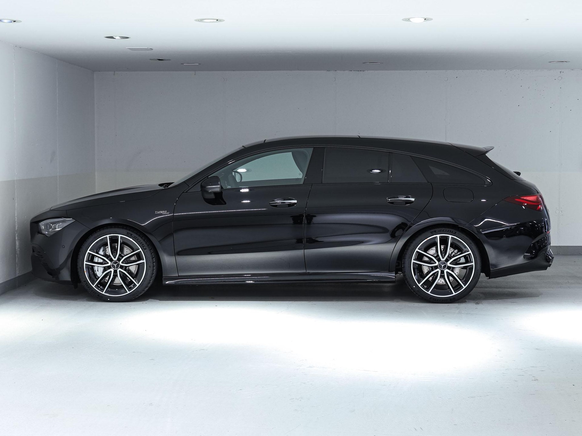 MERCEDES-BENZ CLA 35 AMG 4MATIC Shooting Brake-image-4