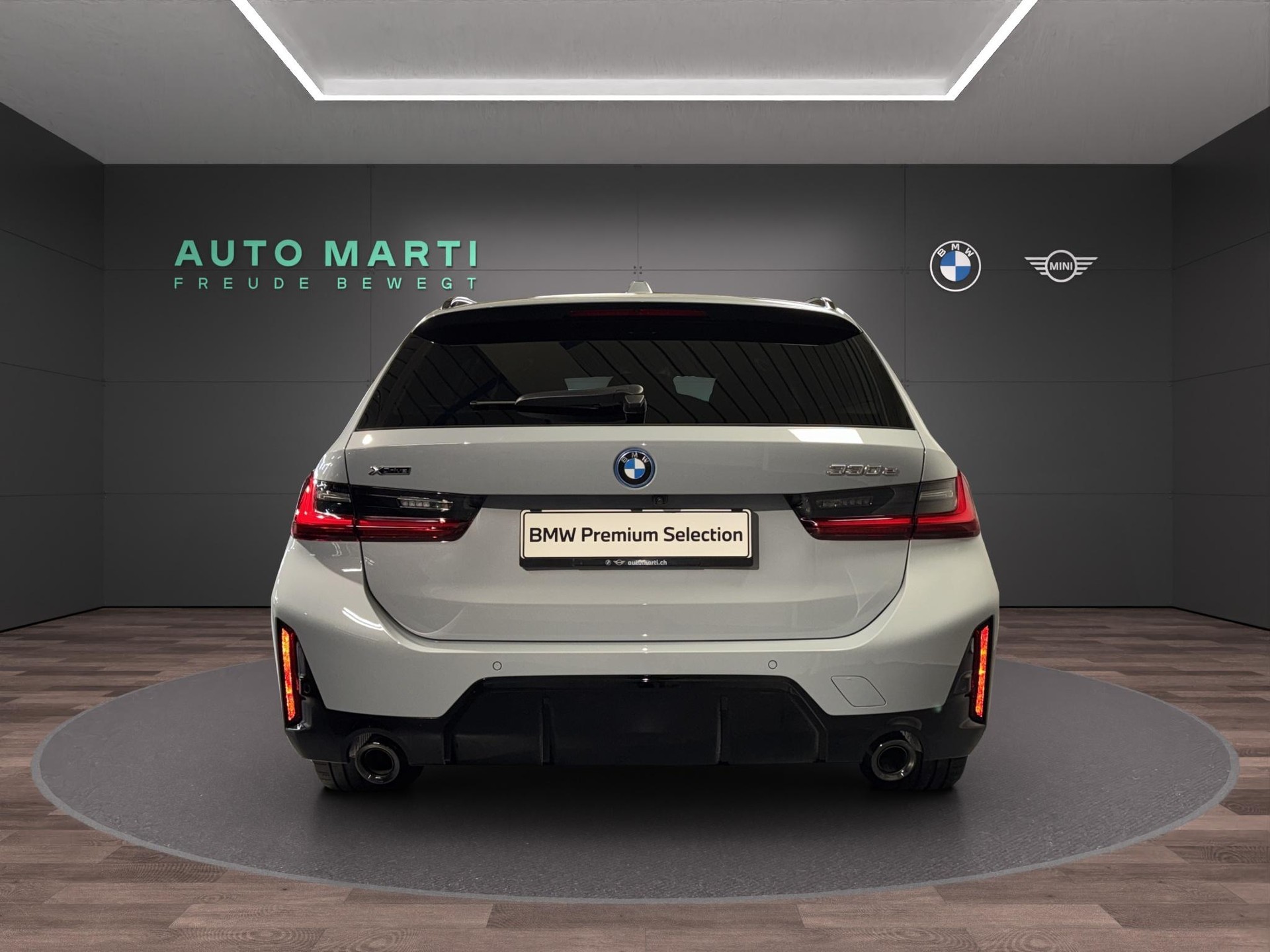 BMW 330e xDrive Touring M Sport-showroom-element-3