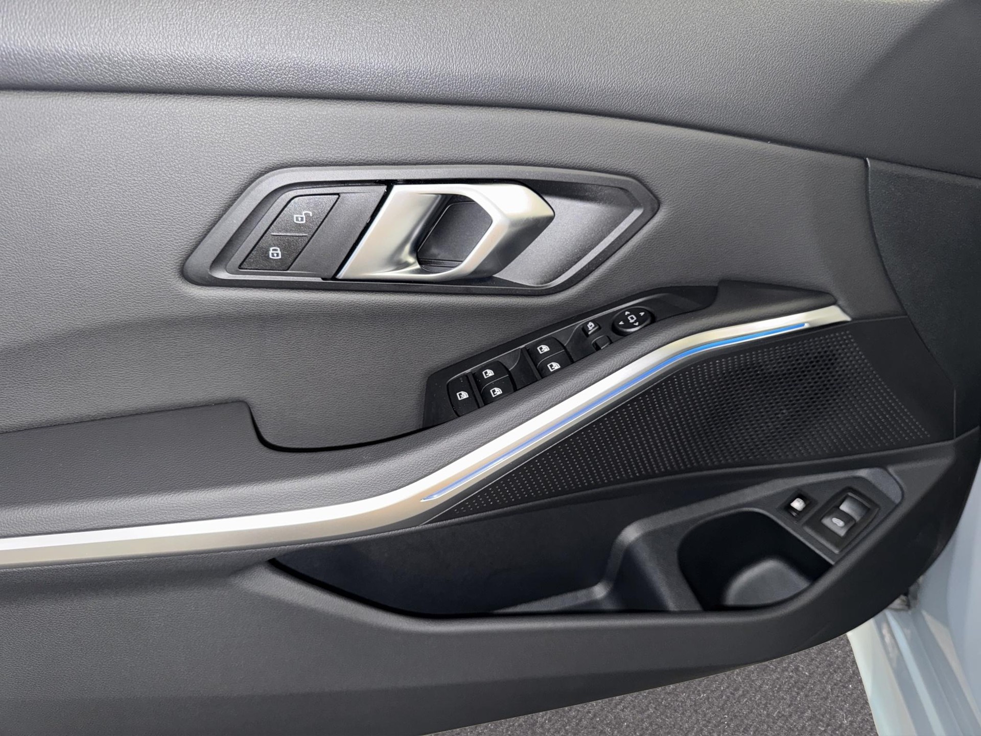 BMW 330e xDrive Touring M Sport-image-12