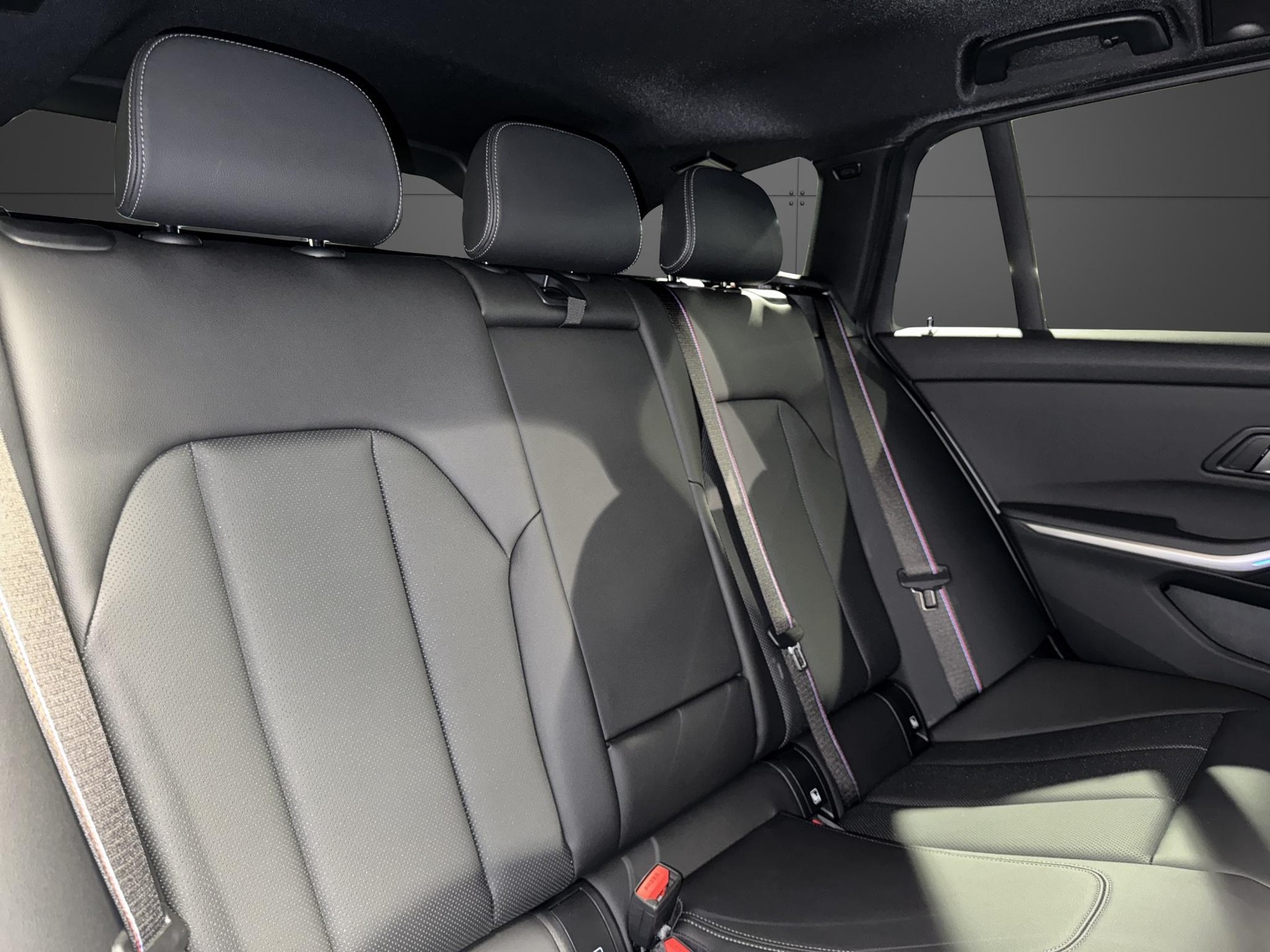 BMW 330e xDrive Touring M Sport-image-17