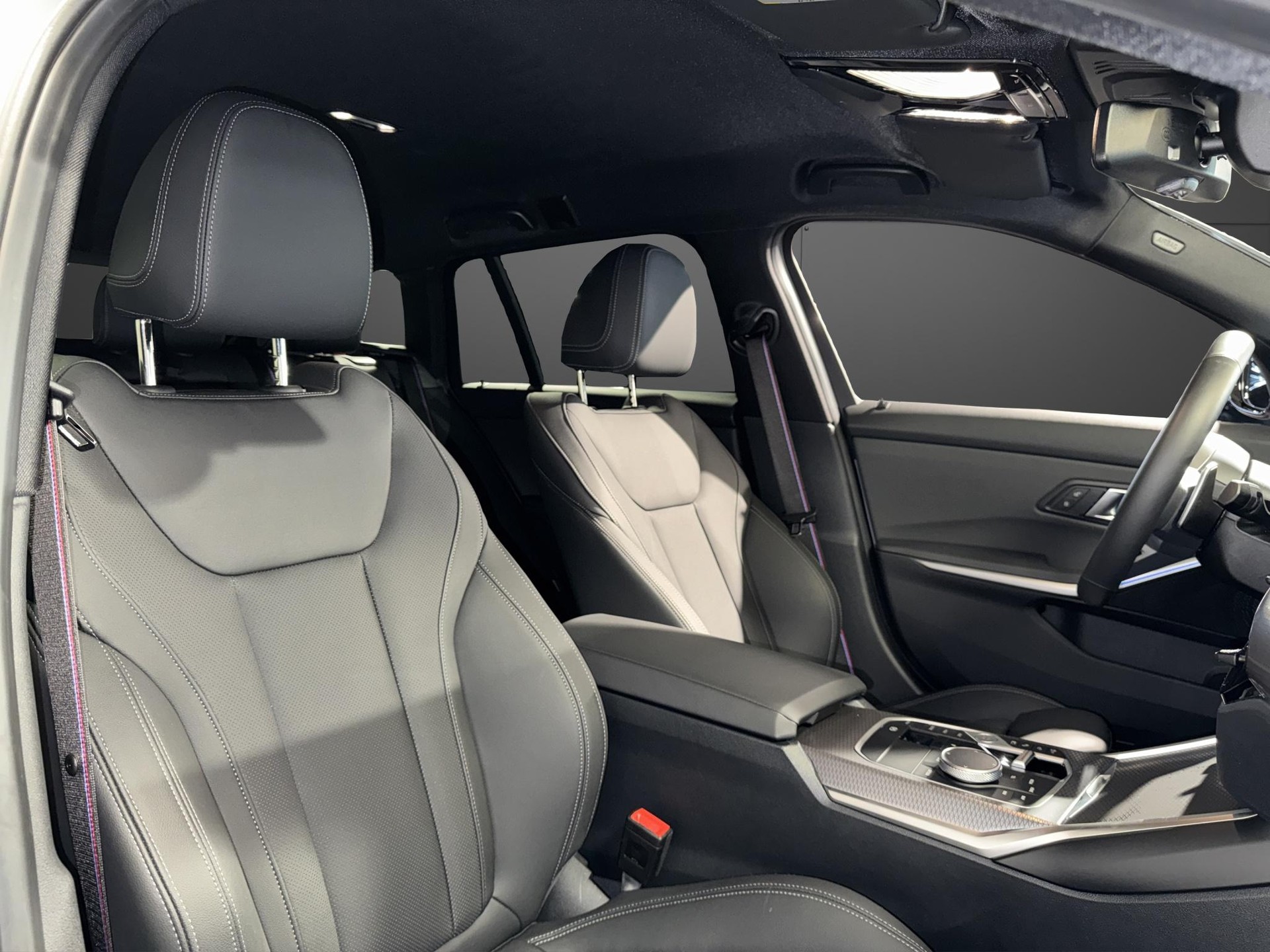BMW 330e xDrive Touring M Sport-image-18