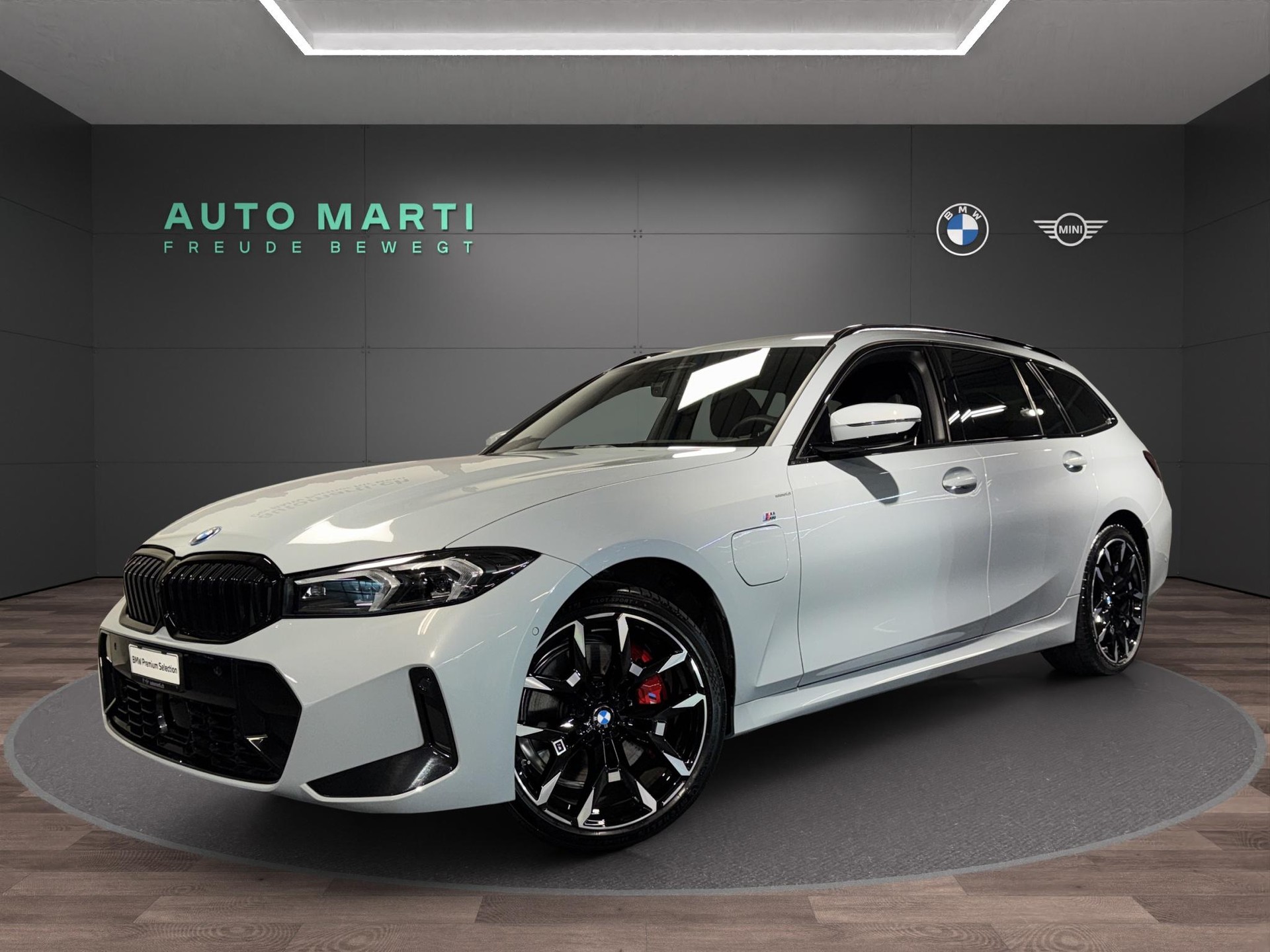 BMW 330e xDrive Touring M Sport-image-0