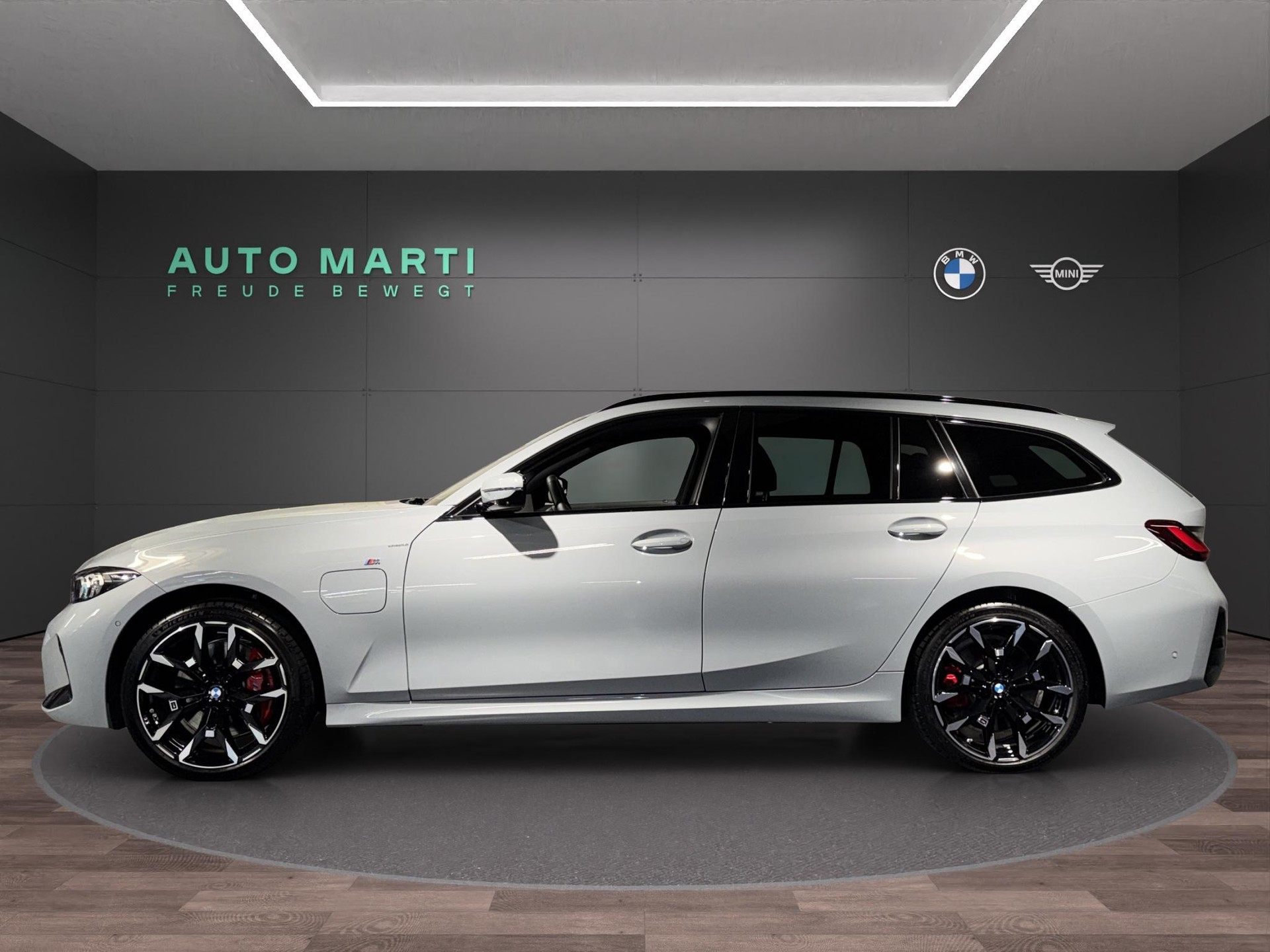 BMW 330e xDrive Touring M Sport-showroom-element-2