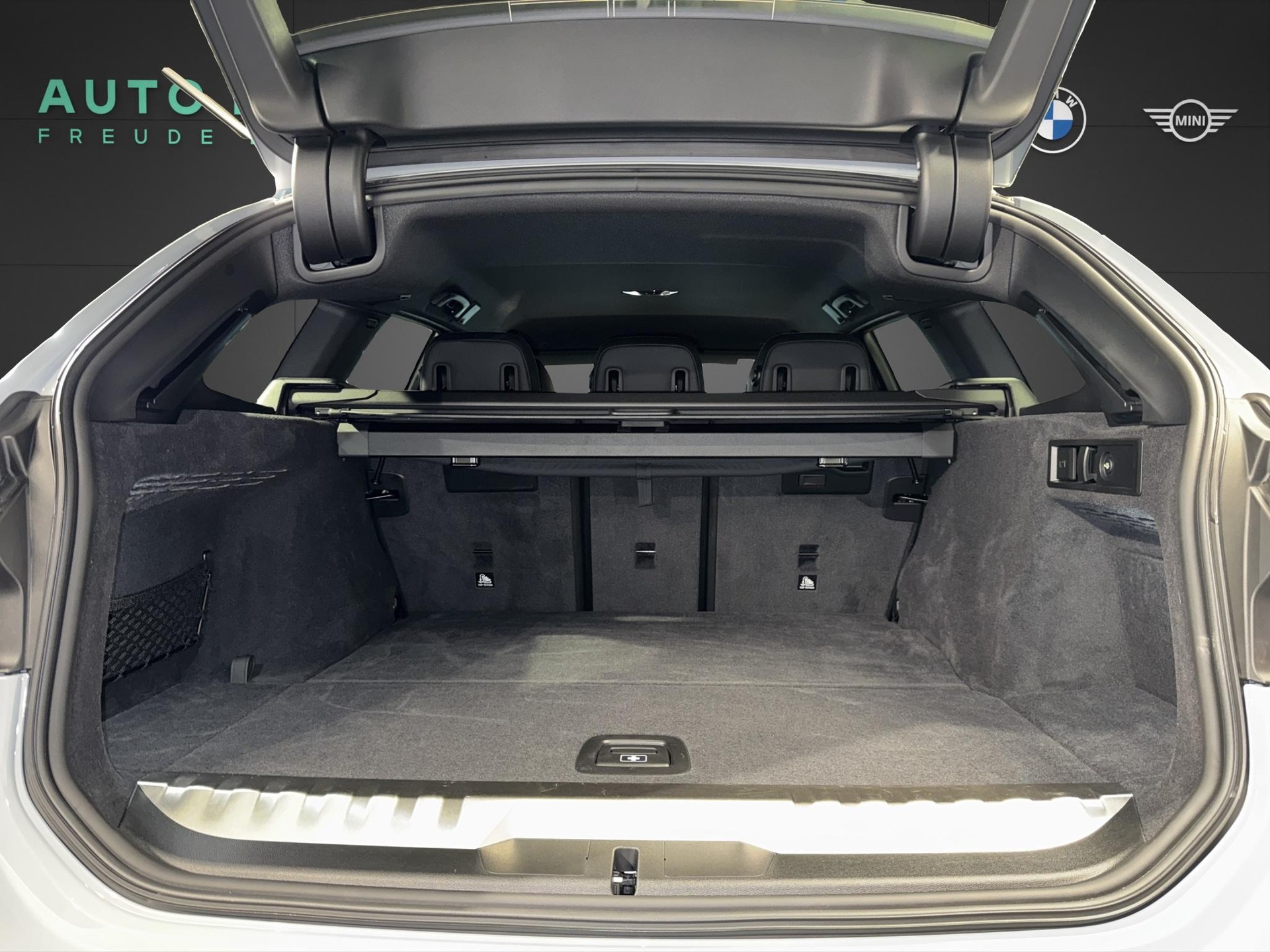 BMW 330e xDrive Touring M Sport-image-16