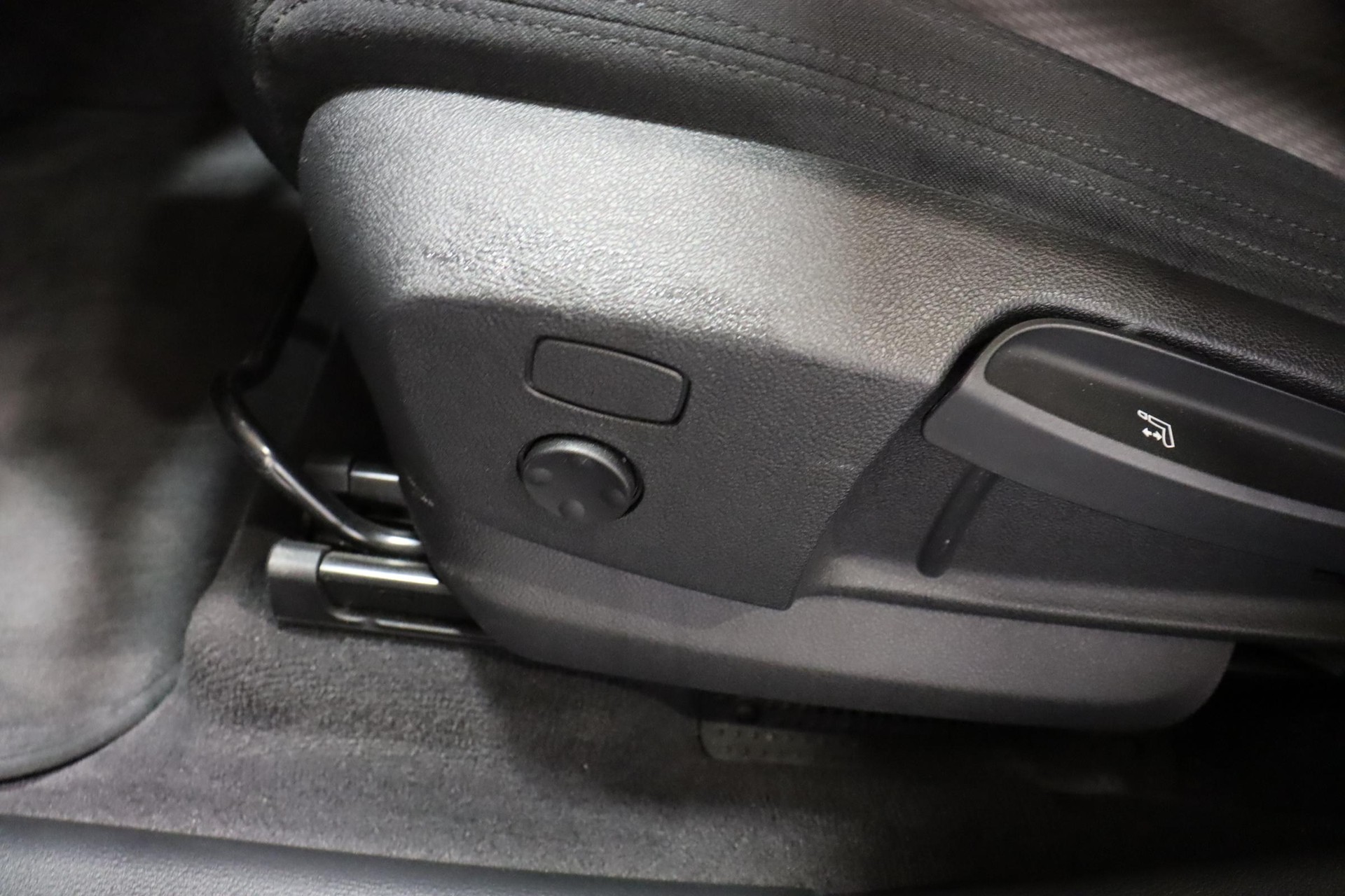 BMW X1 18i sDrive-image-19