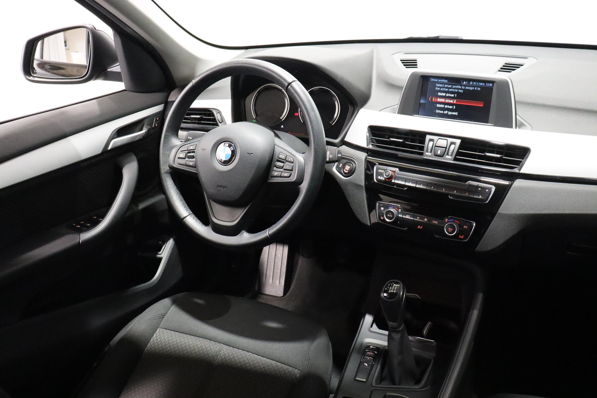 BMW X1 18i sDrive-image-9