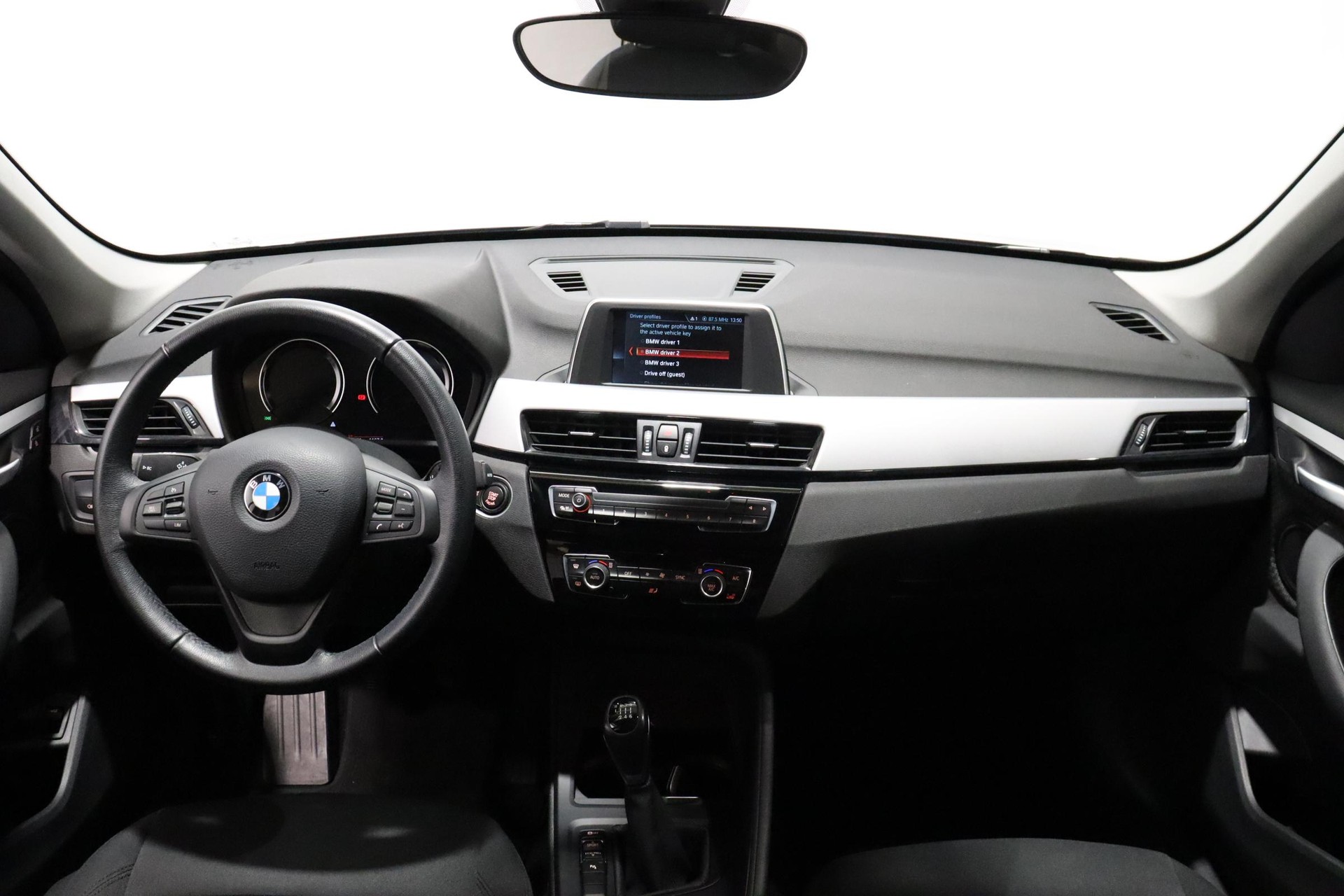 BMW X1 18i sDrive-image-8