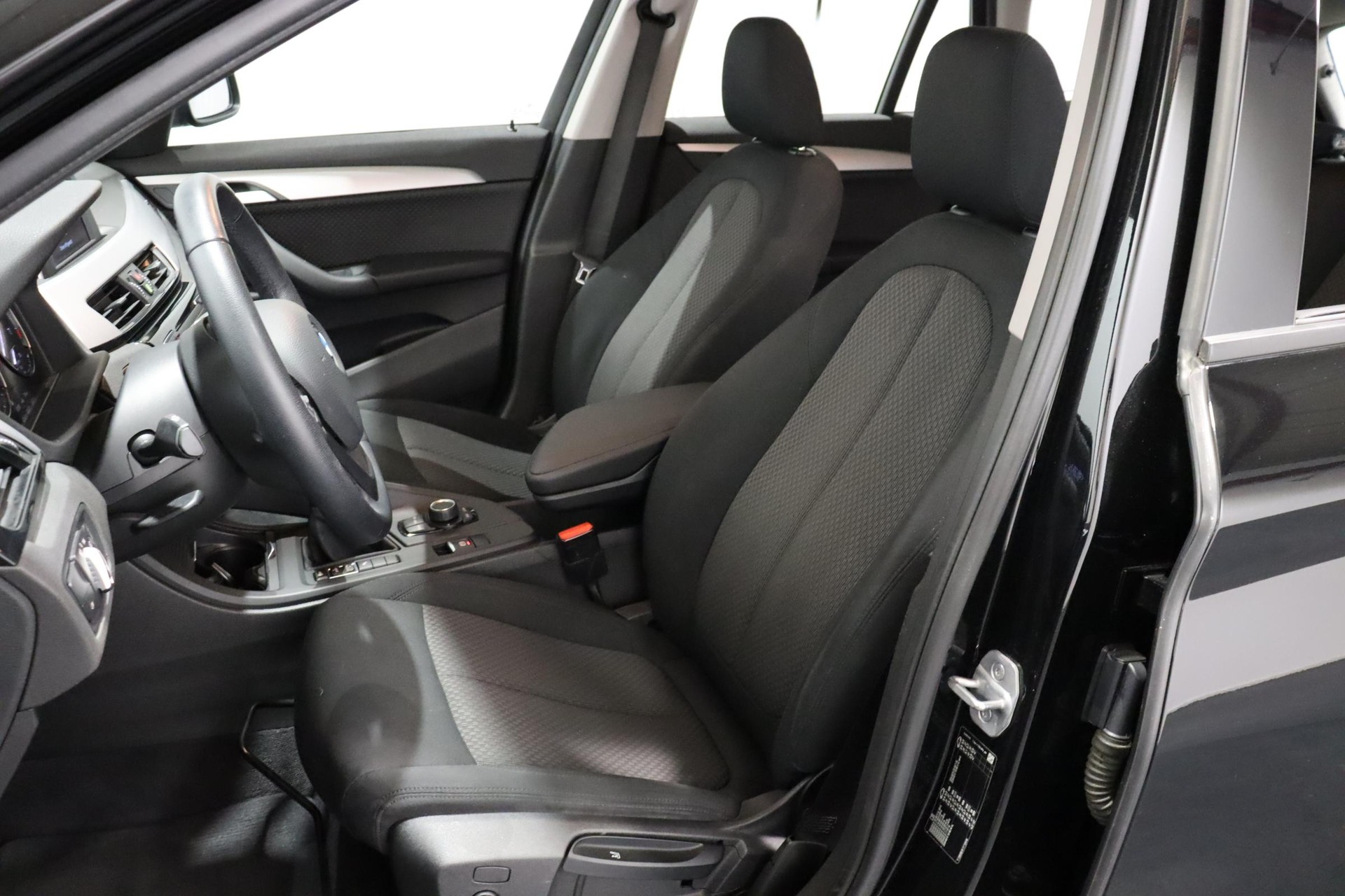BMW X1 18i sDrive-image-6