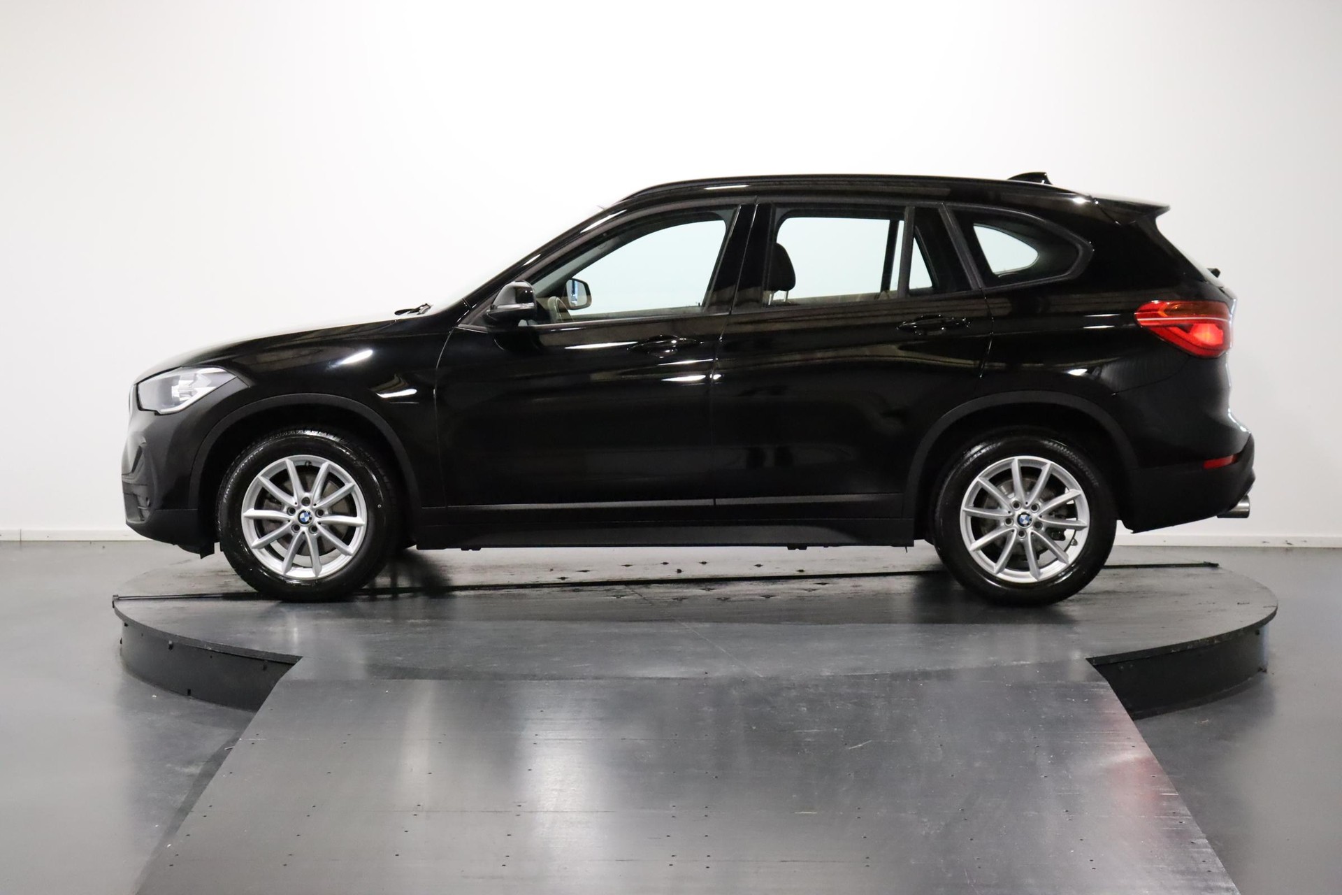BMW X1 18i sDrive-image-1