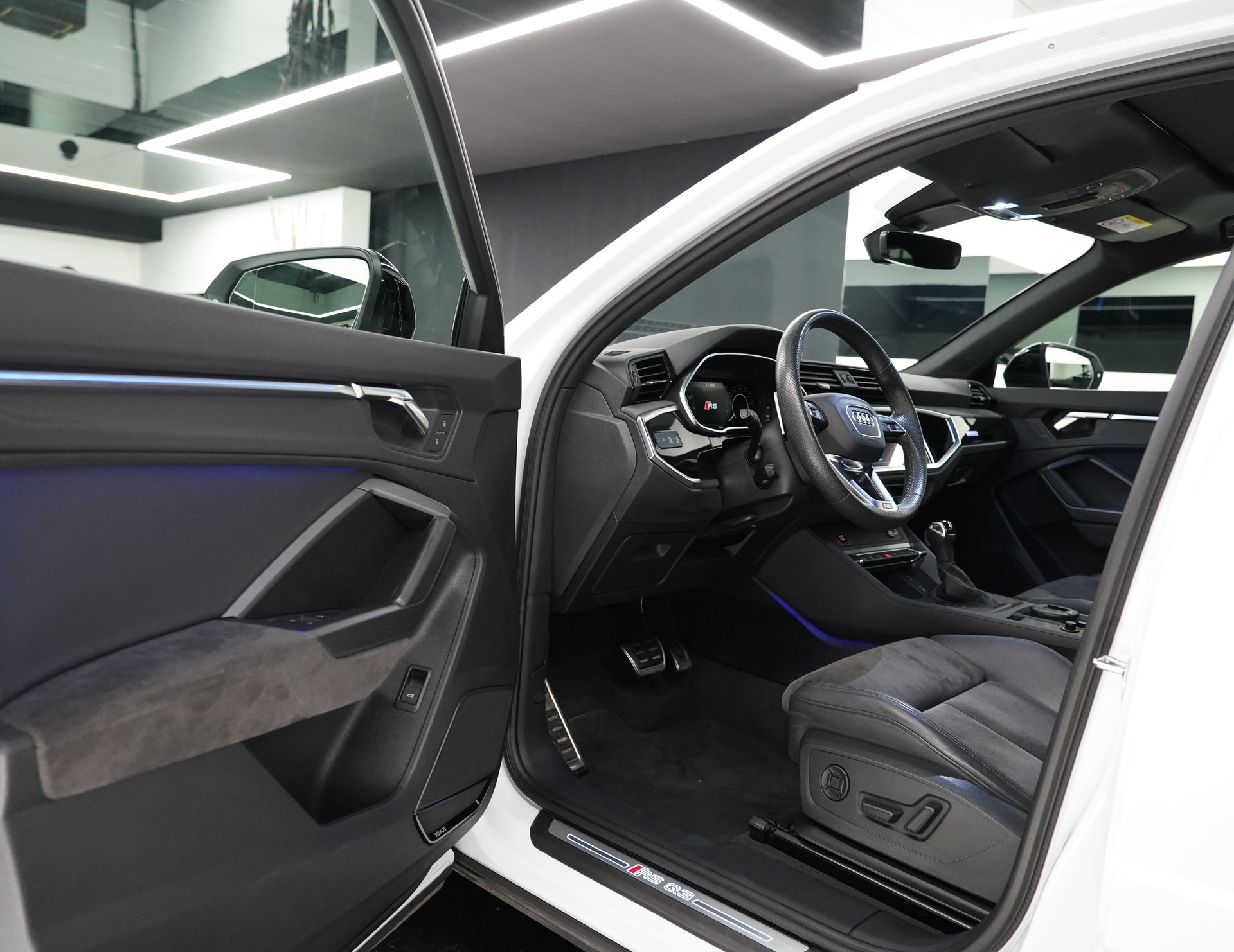 AUDI RS Q3 SB 2.5 TFSI quattro-image-5