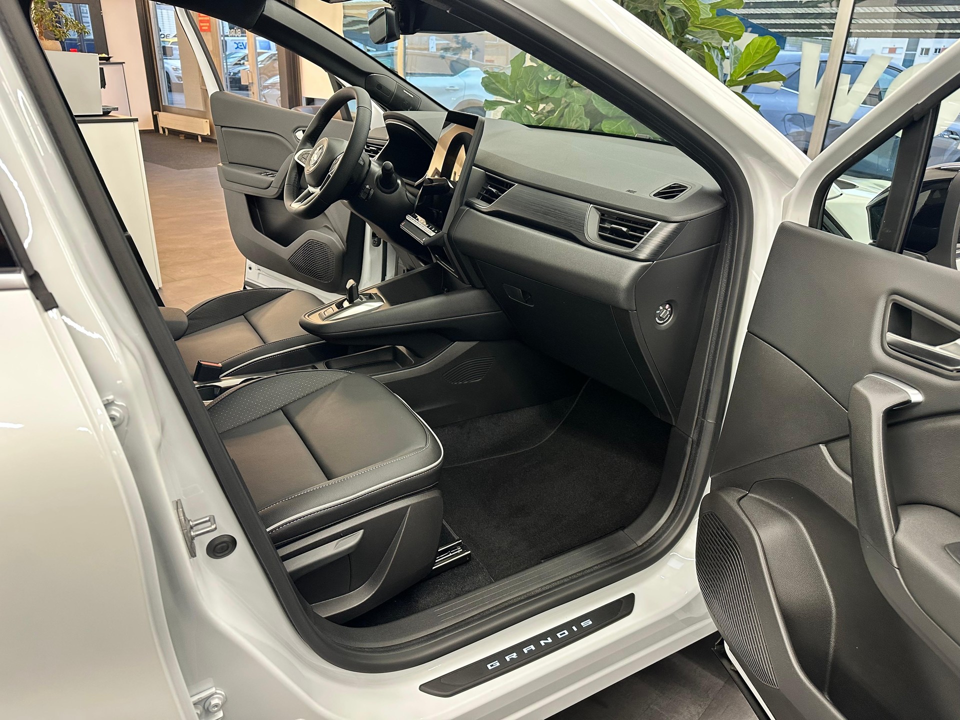 MITSUBISHI Grandis 1.8 HEV Instyle-image-12