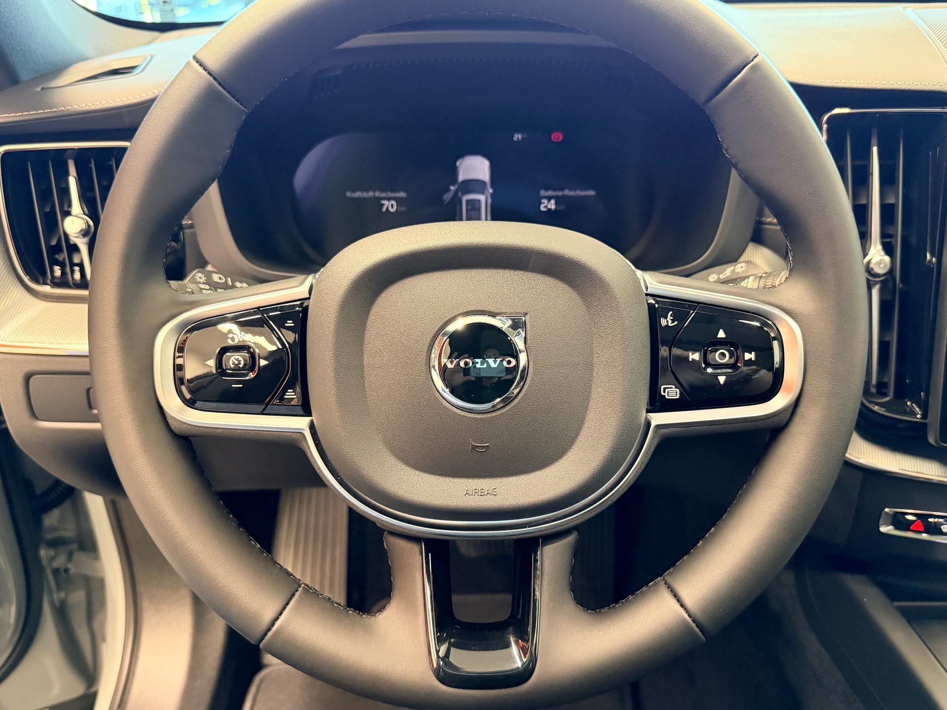 VOLVO XC60 T6 eAWD PluginHybrid Black Edition Geartronic-image-23