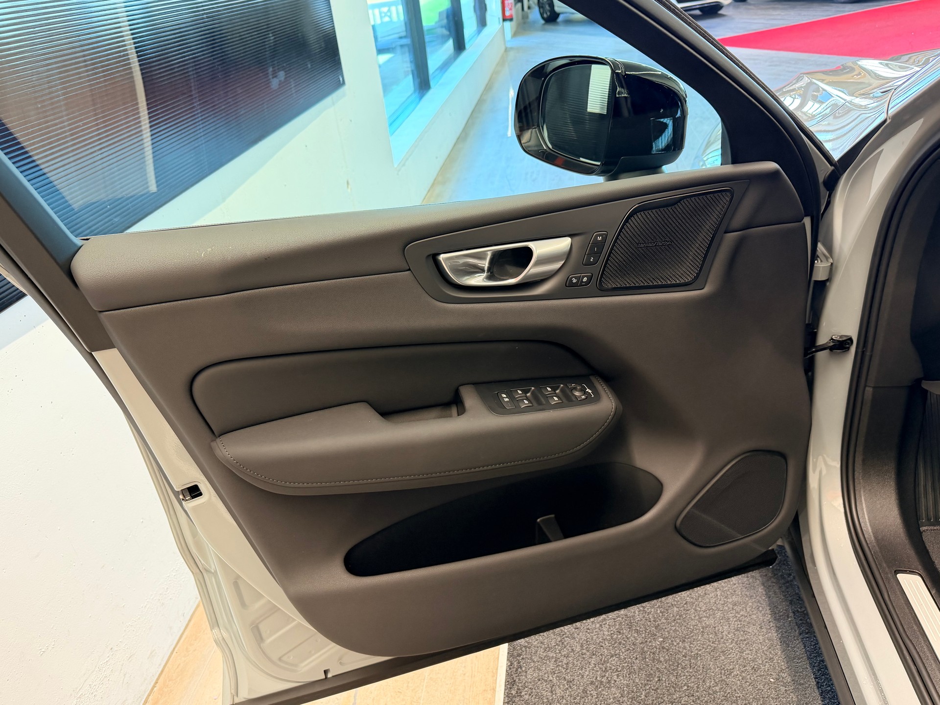VOLVO XC60 T6 eAWD PluginHybrid Black Edition Geartronic-image-10